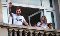Paris (France), 10/08/2021.- Argentinian striker Lionel Messi greets his supporters from a window of the 'Royal Monceau' hotel in Paris, France, 10 August 2021. Messi arrived to Paris to sign a contract with French soccer club Paris Saint-Germain. (Francia) EFE/EPA/CHRISTOPHE PETIT TESSON
