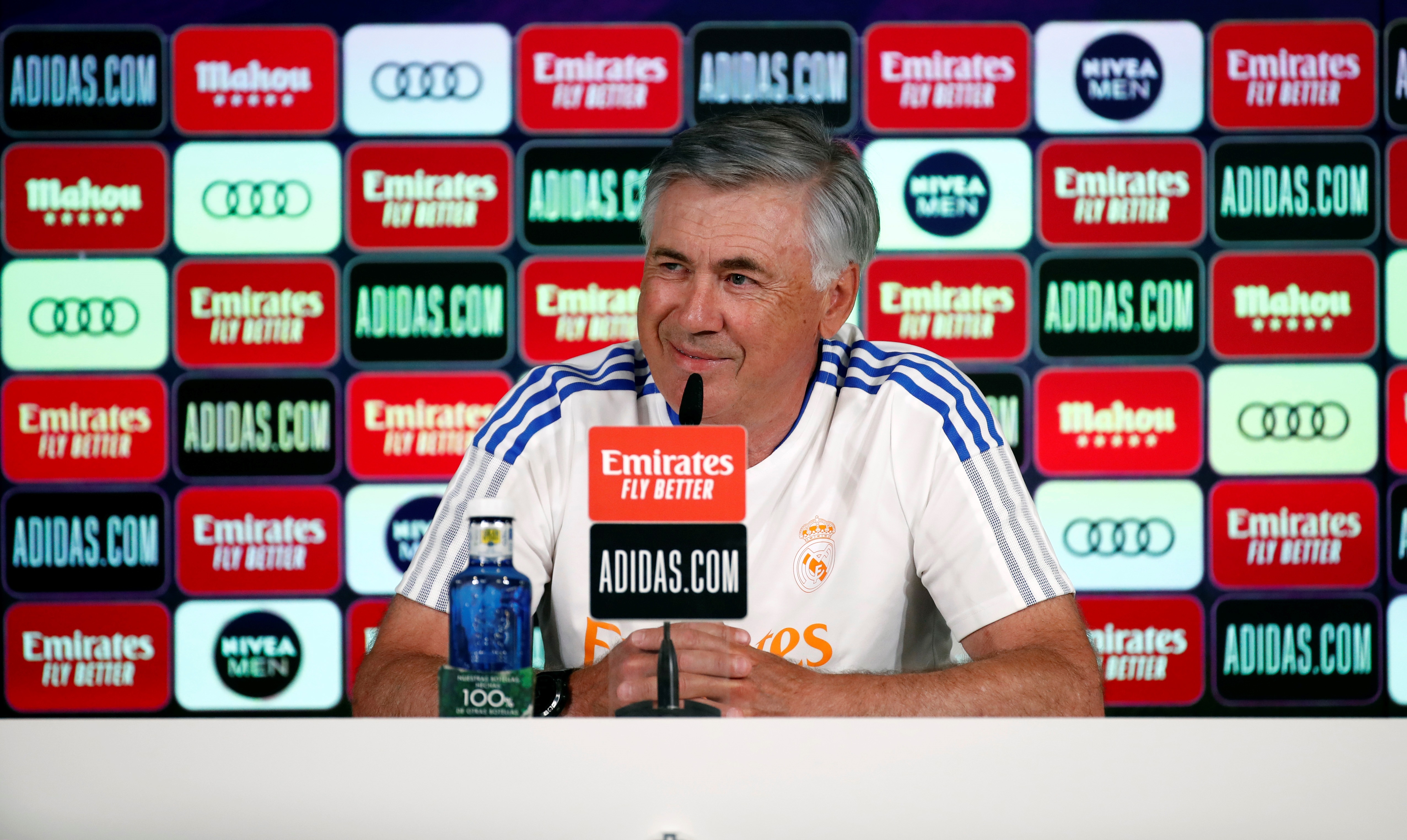 El entrenador del Real Madrid, Carlo Ancelotti, durante la rueda de prensa que enfrentar al Alavés en su primer partido de Liga de esta temporada. (Foto Prensa Libre: EFE)