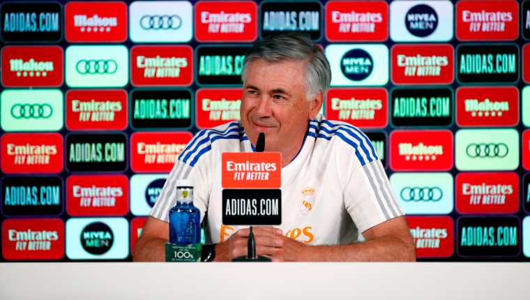 El entrenador del Real Madrid, Carlo Ancelotti, durante la rueda de prensa que enfrentar al Alavés en su primer partido de Liga de esta temporada. (Foto Prensa Libre: EFE)