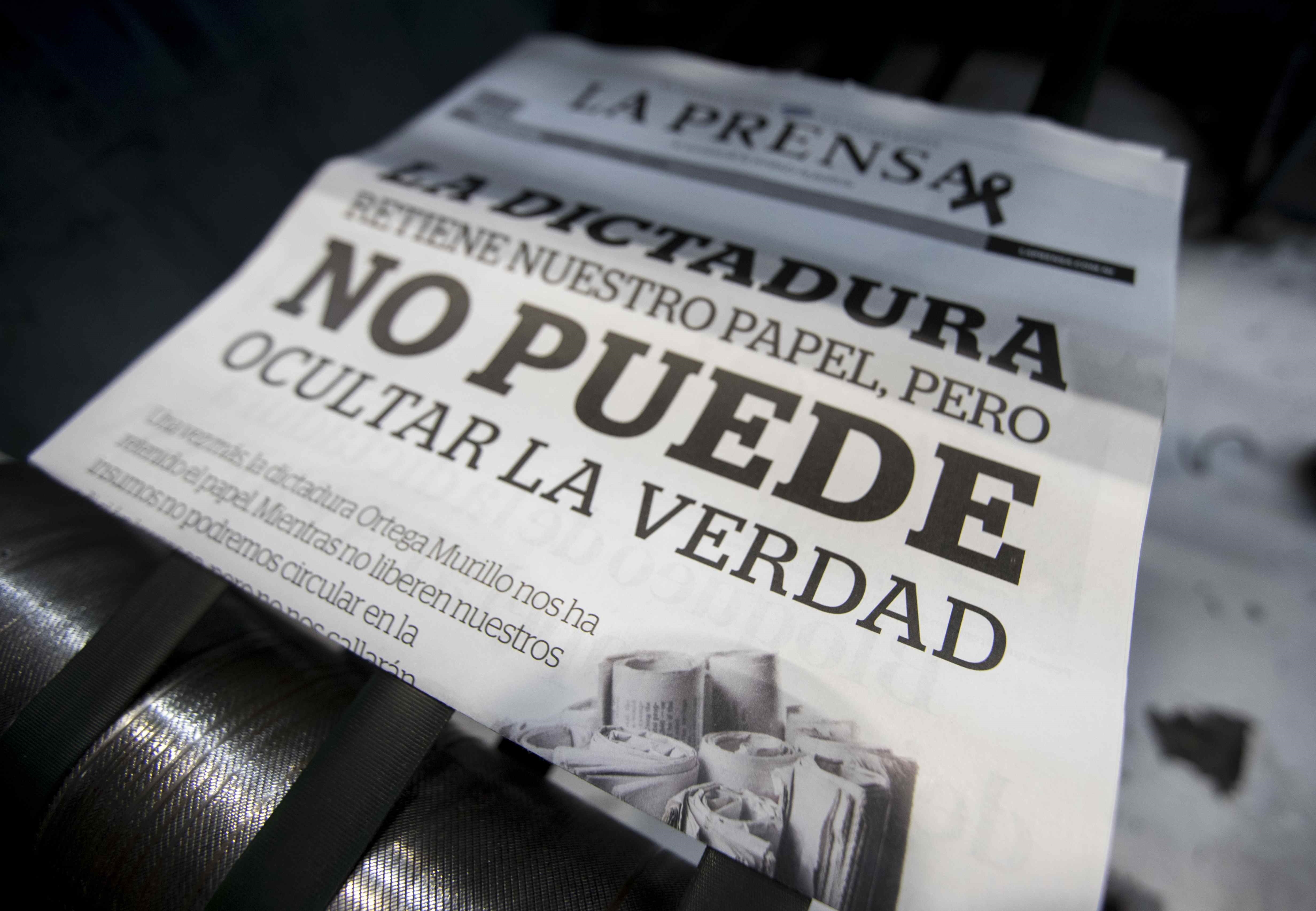 La última portada del diario “La Prensa”, que dejó de publicar su edición impresa a causa de la represión del gobierno de Daniel Ortega. (Foto Prensa Libre: EFE)