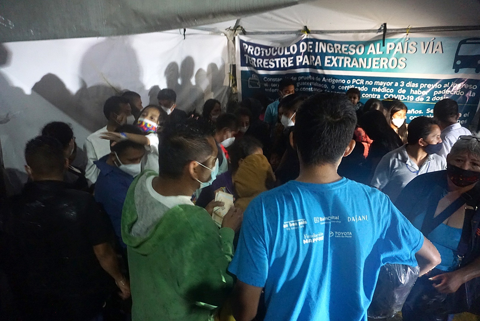 MEX8980. EL CARMEN TALISMAN (GUATEMALA) 12/08/2021.- Migrantes centroamericanos provenientes de Estados Unidos fueron deportados hoy a la ciudad de El Carmen Talismán (Guatemala). Unos 240 migrantes guatemaltecos deportados de Estados Unidos, procedentes de la ciudad de McAllen, Texas, arribaron este jueves al Aeropuerto Internacional de Tapachula, ciudad del estado mexicano de Chiapas, para después ser trasladados a la frontera México-Guatemala. EFE/Juan Manuel Blanco