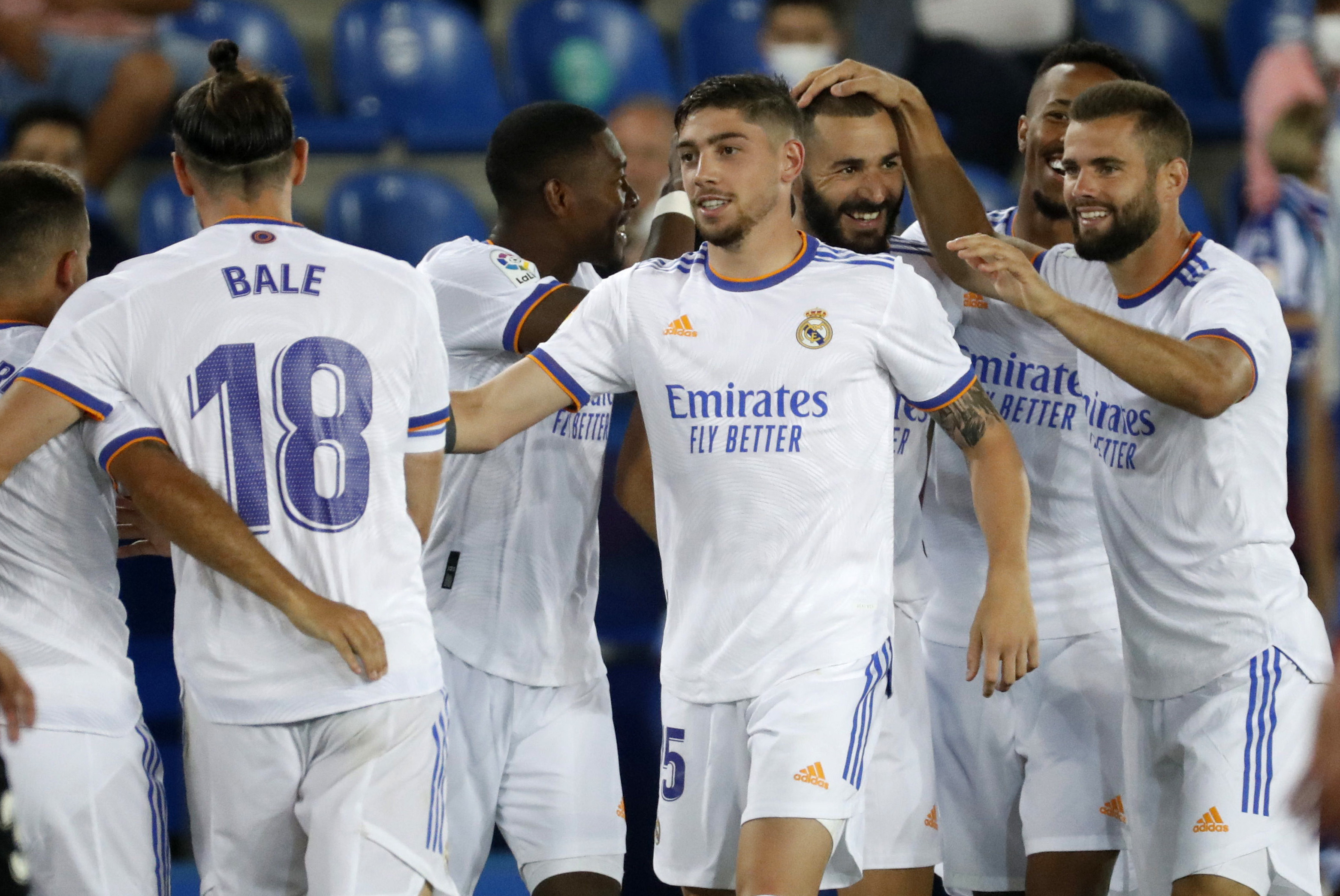 El delantero francés del Real Madrid Karim Benzema (3d) celebra su gol, primero del equipo ante el Alavés, durante el partido de la primera jornada de LaLiga que se disputa este sábado en el estadio de Mendizorroza. (Foto Prensa Libre: EFE)