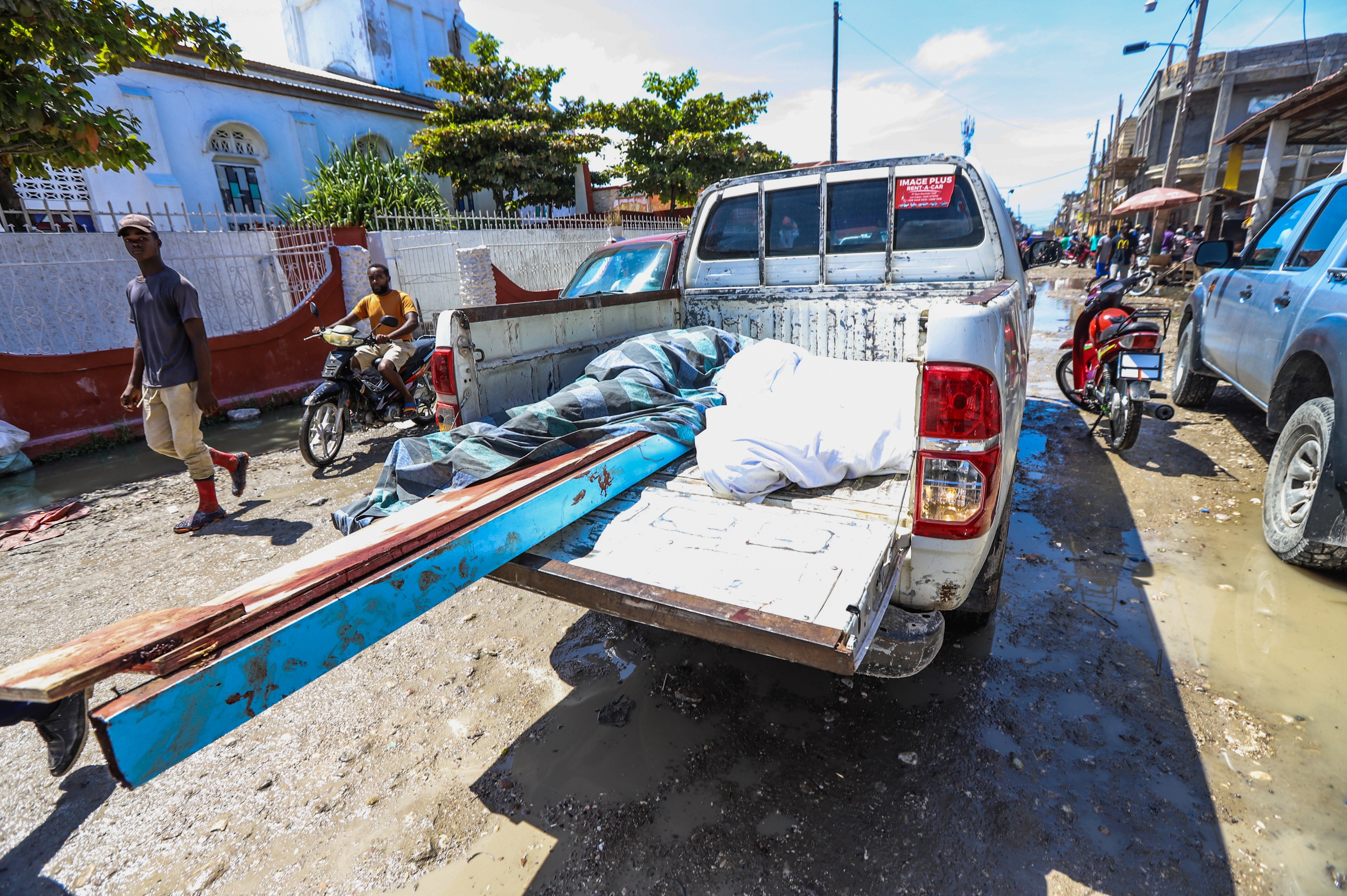 Asciende a 724 el número de muertos en Haití tras terremoto