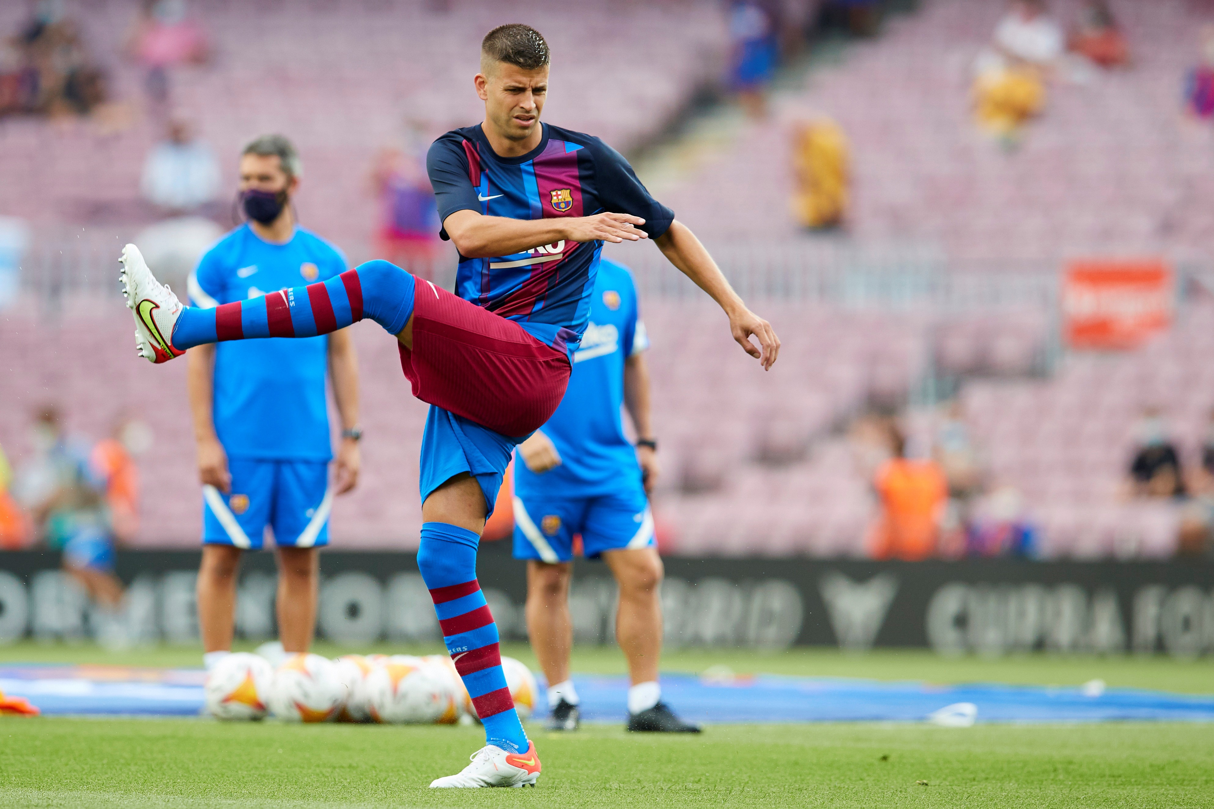 El defensa del FC Barcelona Gerard Piqué calienta en el Camp Nou antes de enfrentarse a la Real Sociedad. (Foto Prensa Libre: EFE)