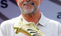 Berlin (Germany), 29/06/2006.- (FILE) - Gerd Mueller, player of the German national soccer World Cup team 1974, holds a golden boot, the award for the best scorer in the World Cup 2006 in Berlin, Germany, Thursday, 29 June 2006 (reissued 15 August 2021). German soccer legend Gerd Mueller died on 15 August 2021 at the age of 75, his former club Bayern Munich released. (Mundial de Fútbol, Alemania) EFE/EPA/Peer Grimm GERMANY OUT