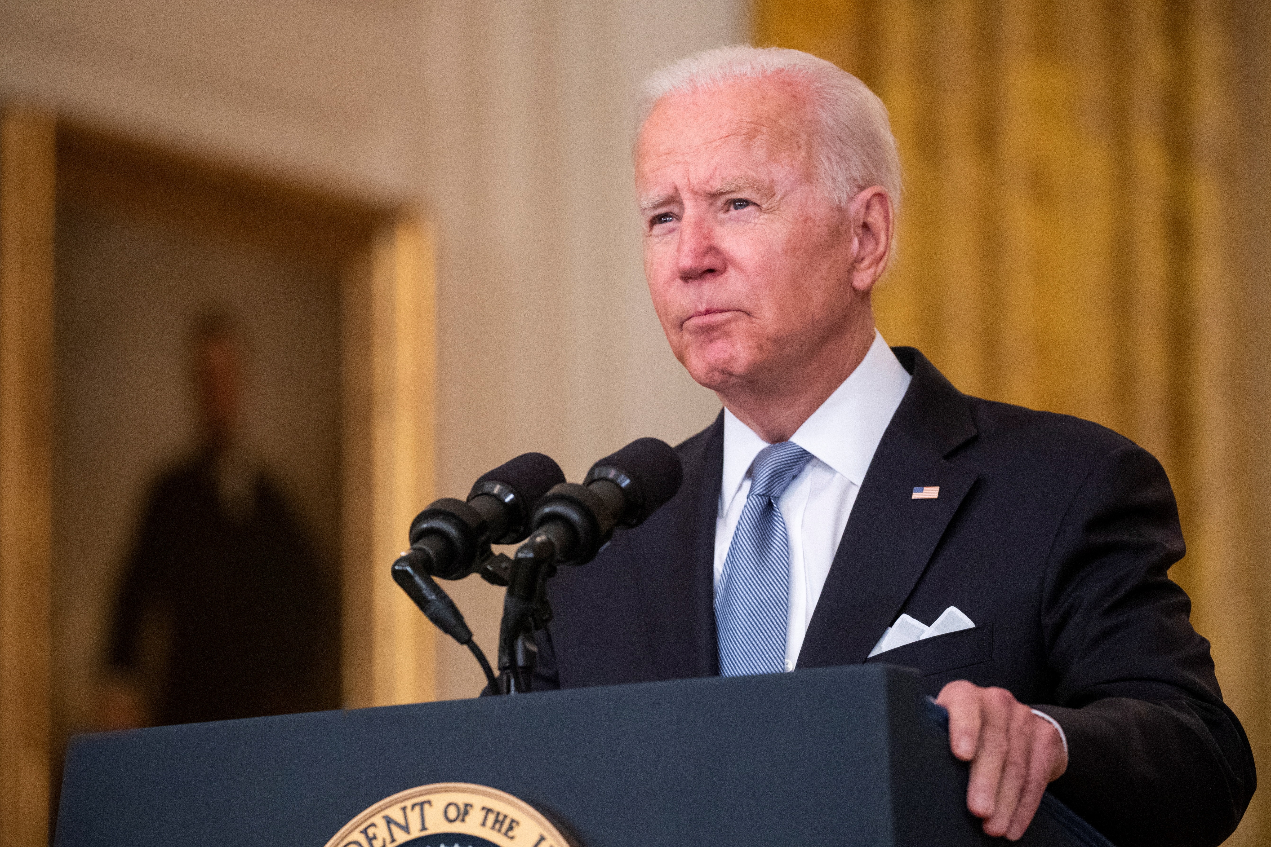 “Defenderemos a nuestra gente con una fuerza devastadora”: Biden advierte a los talibanes no atacar los intereses de EE.UU.