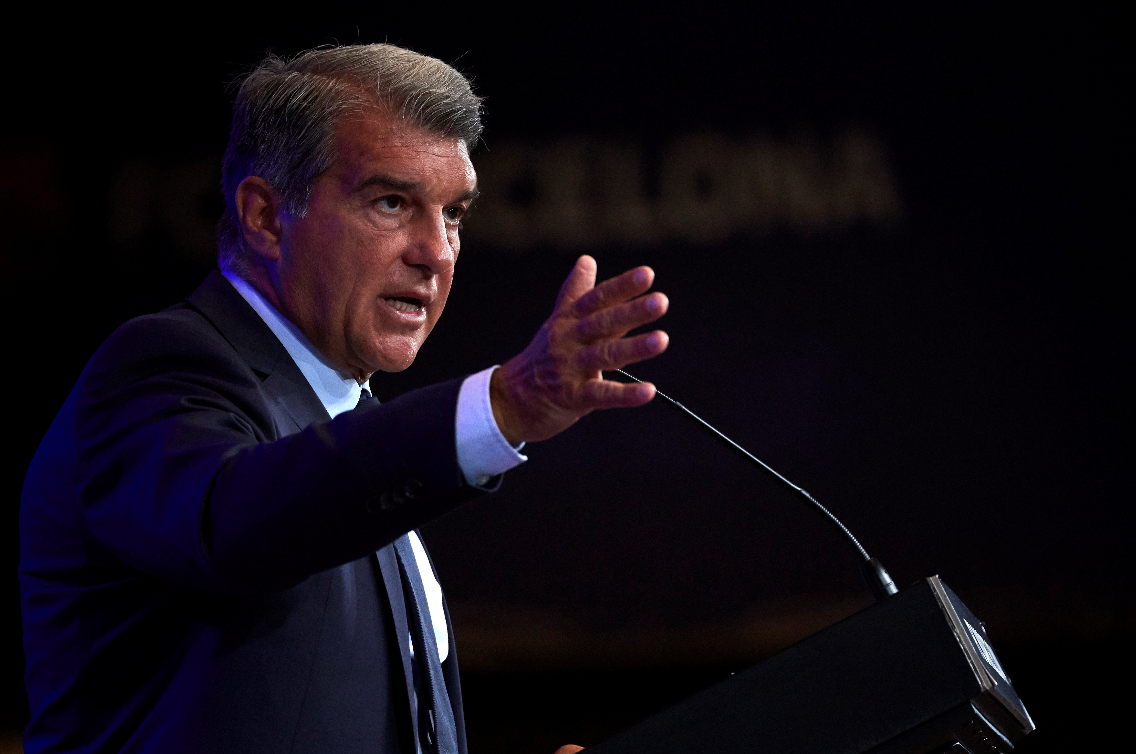 El presidente del FC Barcelona, Joan Laporta, da una rueda de prensa para explicar los resultados de la due diligence que encargó cuando tomó posesión del cargo, este lunes, en el Auditorio 1899 del Camp Nou, en Barcelona. (Foto Prensa Libre: EFE)