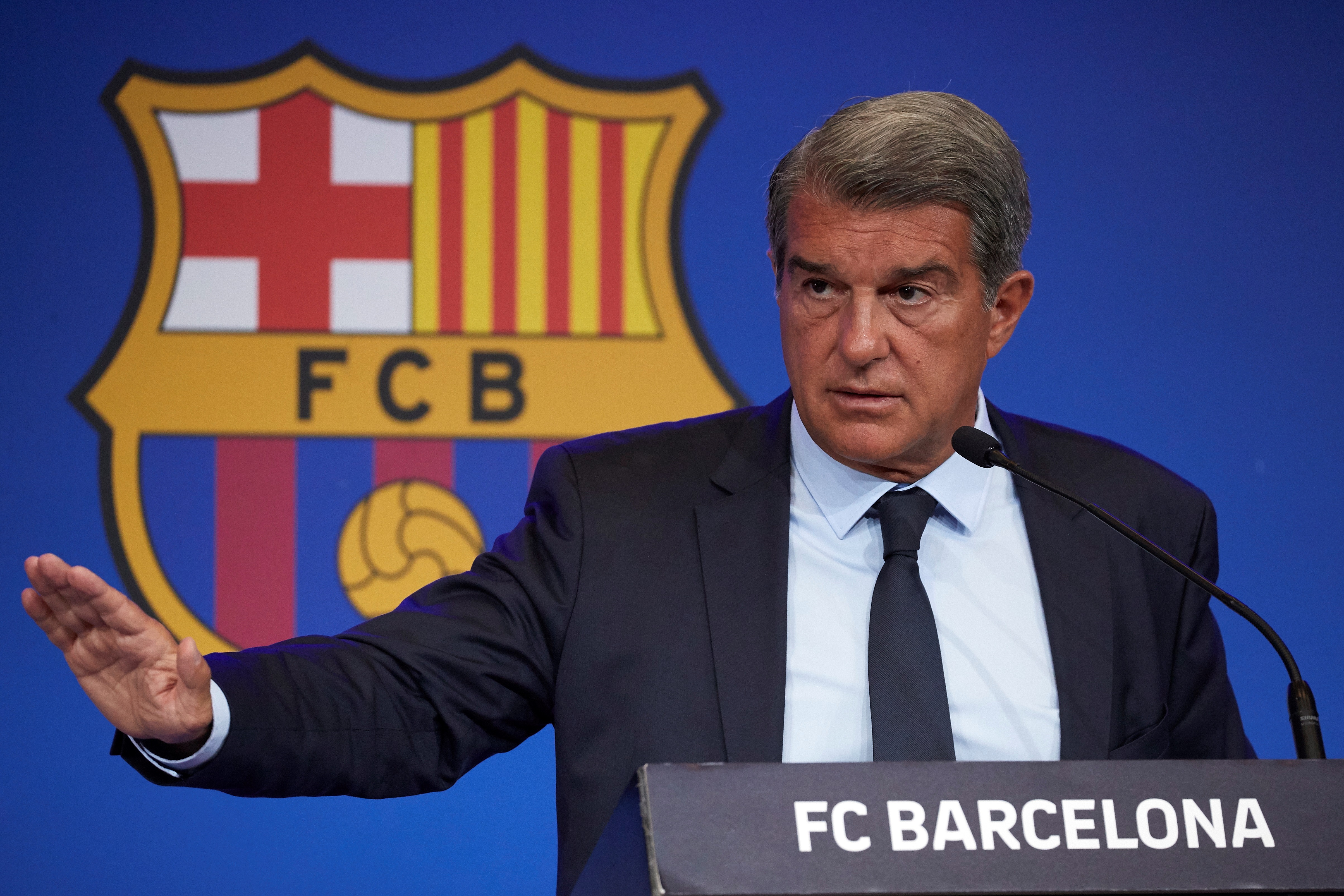 El presidente del FC Barcelona, Joan Laporta, da una rueda de prensa para explicar los resultados de la due dilligence que encargó cuando tomó posesión del cargo, este lunes, en el Auditorio 1899 del Camp Nou, en Barcelona. Foto Prensa Libre (EFE)