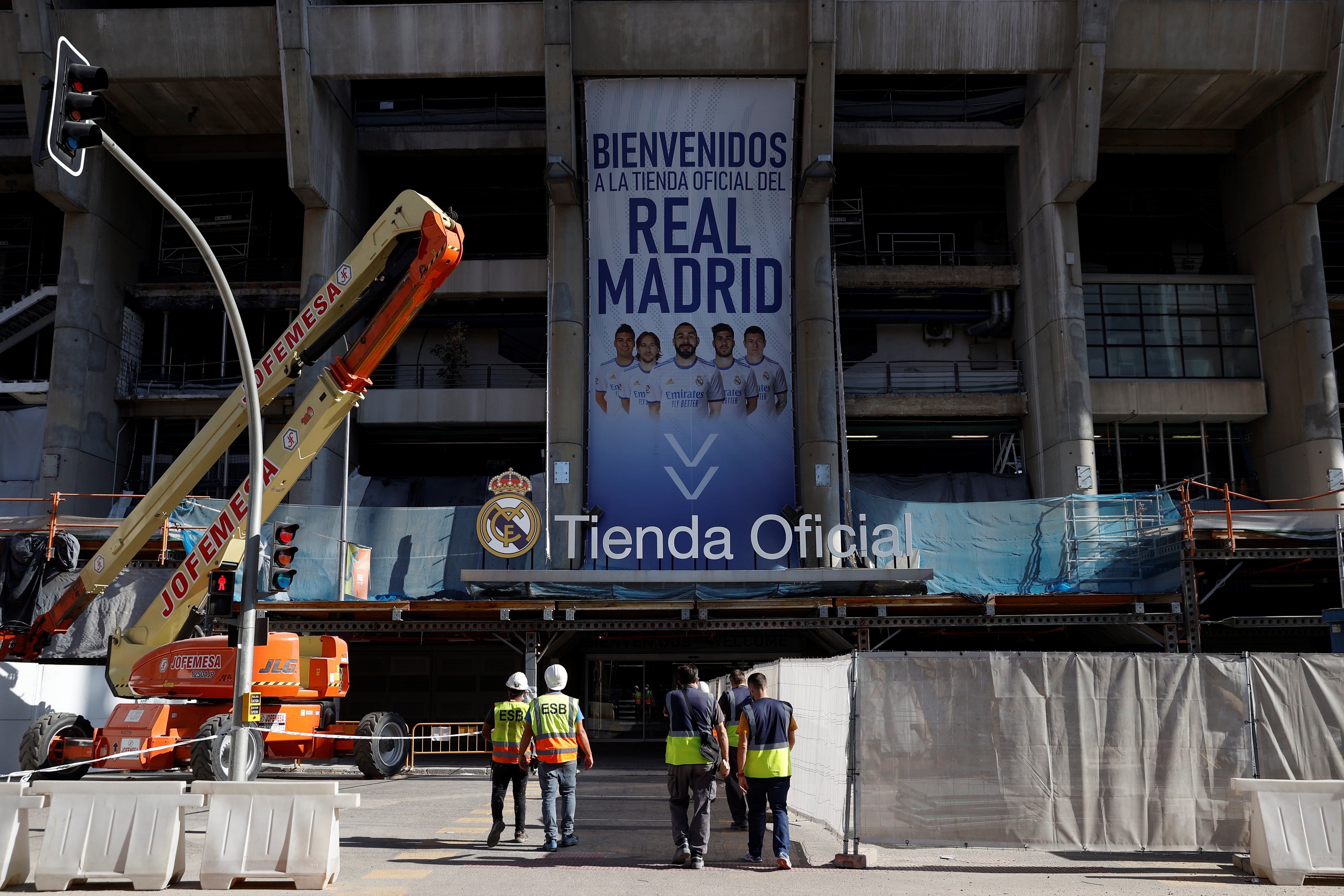 Vista de las obras de remodelación del estadio Santiago Bernabéu de Madrid. El estadio acogerá el partido de LaLiga contra el Celta de Vigo el próximo 11 de septiembre. El Real Madrid no jugaba en su estadio desde el 1 de marzo de 2020. Foto Prensa Libre: EFE.