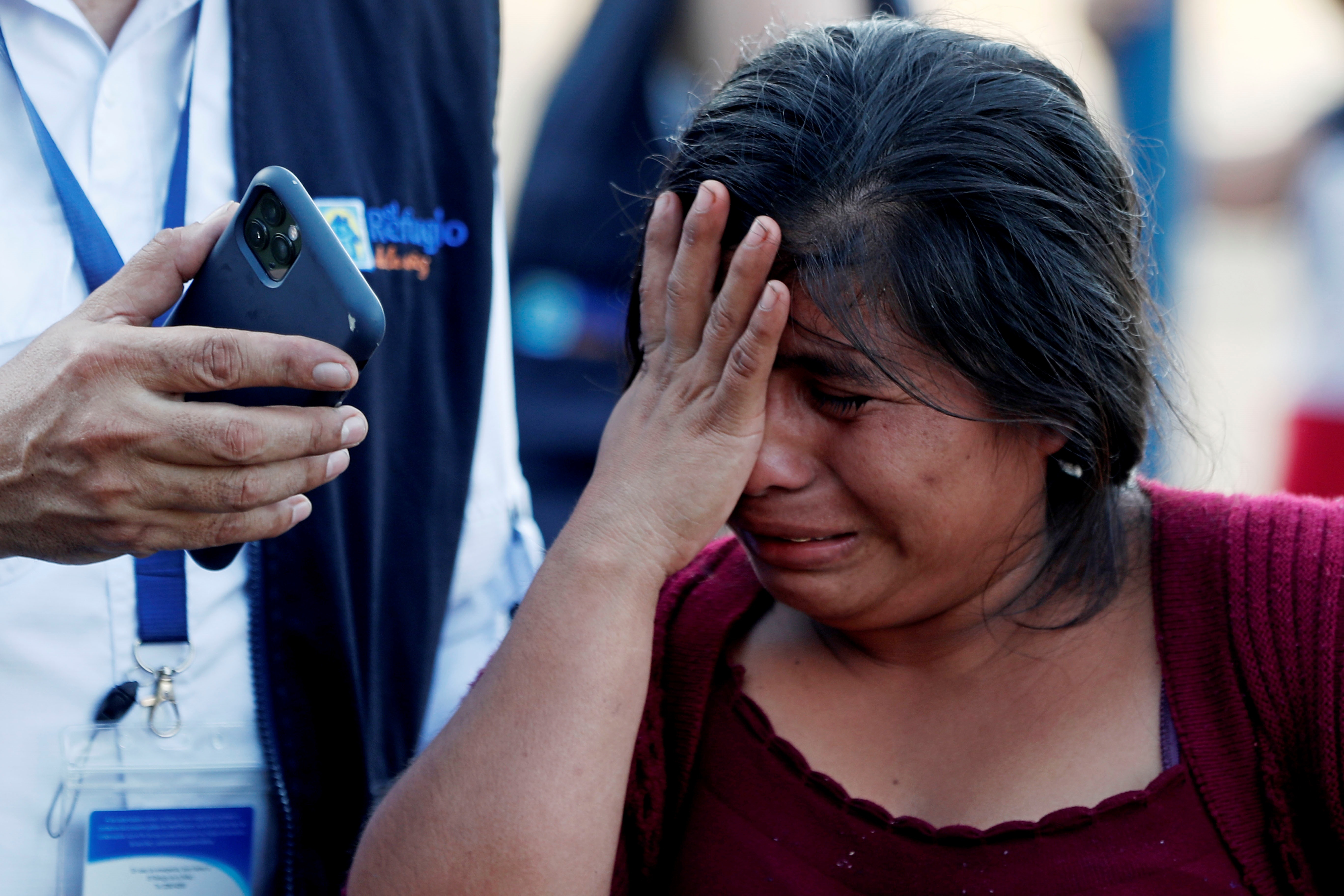 Una migrante llora en El Ceibo al enterarse de que fue deportada desde EE. UU. directamente a Guatemala sin tener la posibilidad de pedir asilo. (Foto Prensa Libre: EFE)