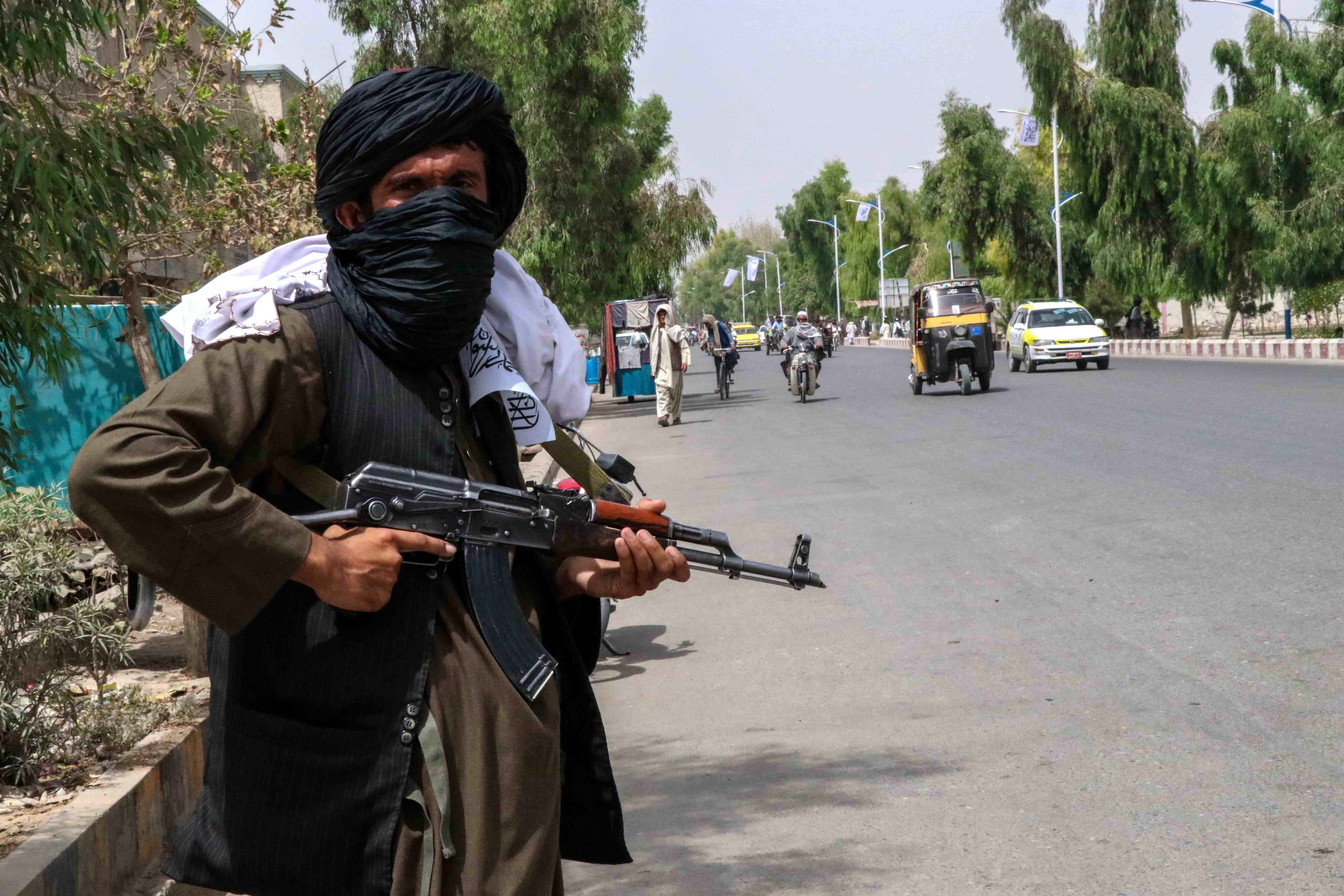 El régimen talibán continúa imponiendo sus reglas en la población afgana. (Foto Prensa Libre: EFE)