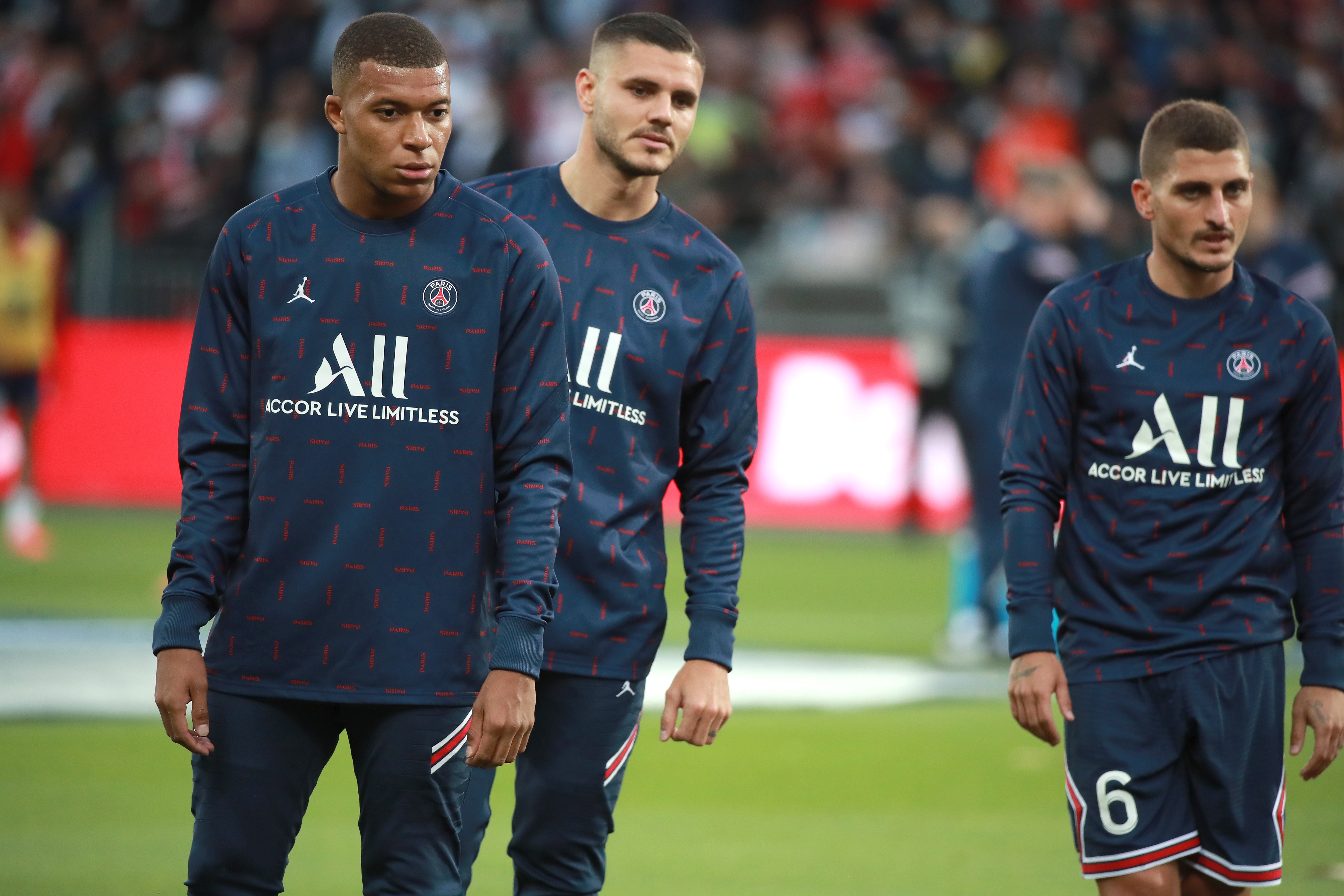 Brest (France), 20/08/2021.- Paris Saint Germain's Mauro Icardi (C), Kylian Mbappe (L) and Marco Verratti (R) react during the warm up prior to the French Ligue 1 soccer match between Paris Saint Germain and the Stade Brestois in Brest, France, 20 August 2021. (Francia) EFE/EPA/Christophe Petit Tesson