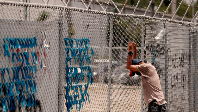 GU5002. Ciudad de Guatemala (GUATEMALA), 20/08/2021.- Un hombre espera noticias de un familiar recluido en el área emergencia del hospital temporal del Parque de la Industria, el 16 de agosto de 2021 en Ciudad de Guatemala (Guatemala). Guatemala no logra salir de la tercera ola del SARS-CoV-2 después de casi dos meses de su llegada, mientras el país centroamericano continúa batallando con la variantes de la enfermedad como delta y lambda, esta última confirmada este viernes. EFE/Esteban Biba