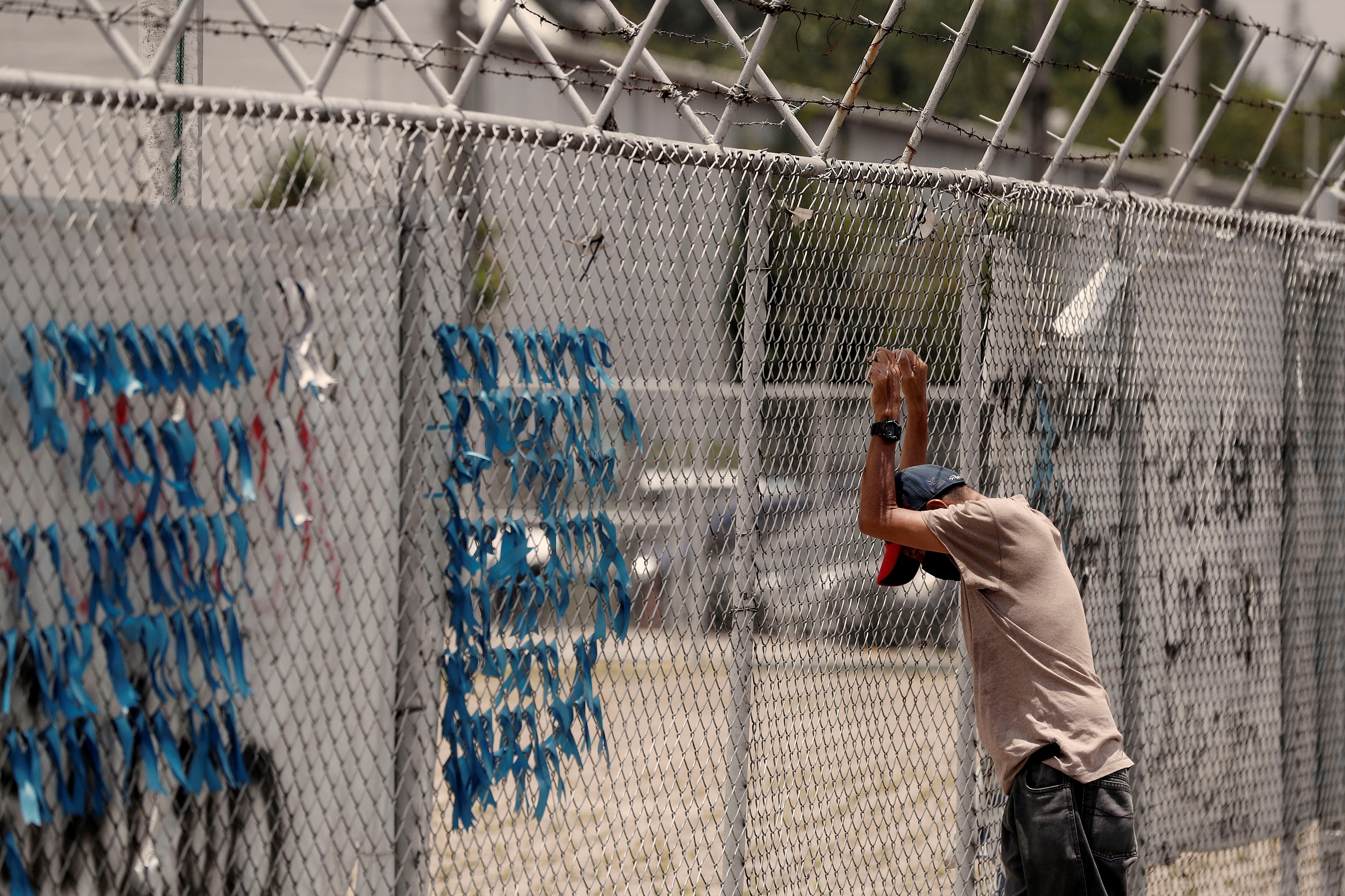 -FOTODELDIA- GU5002. Ciudad de Guatemala (GUATEMALA), 20/08/2021.- Un hombre espera noticias de un familiar recluido en el área emergencia del hospital temporal del Parque de la Industria, el 16 de agosto de 2021 en Ciudad de Guatemala (Guatemala). Guatemala no logra salir de la tercera ola del SARS-CoV-2 después de casi dos meses de su llegada, mientras el país centroamericano continúa batallando con la variantes de la enfermedad como delta y lambda, esta última confirmada este viernes. EFE/Esteban Biba