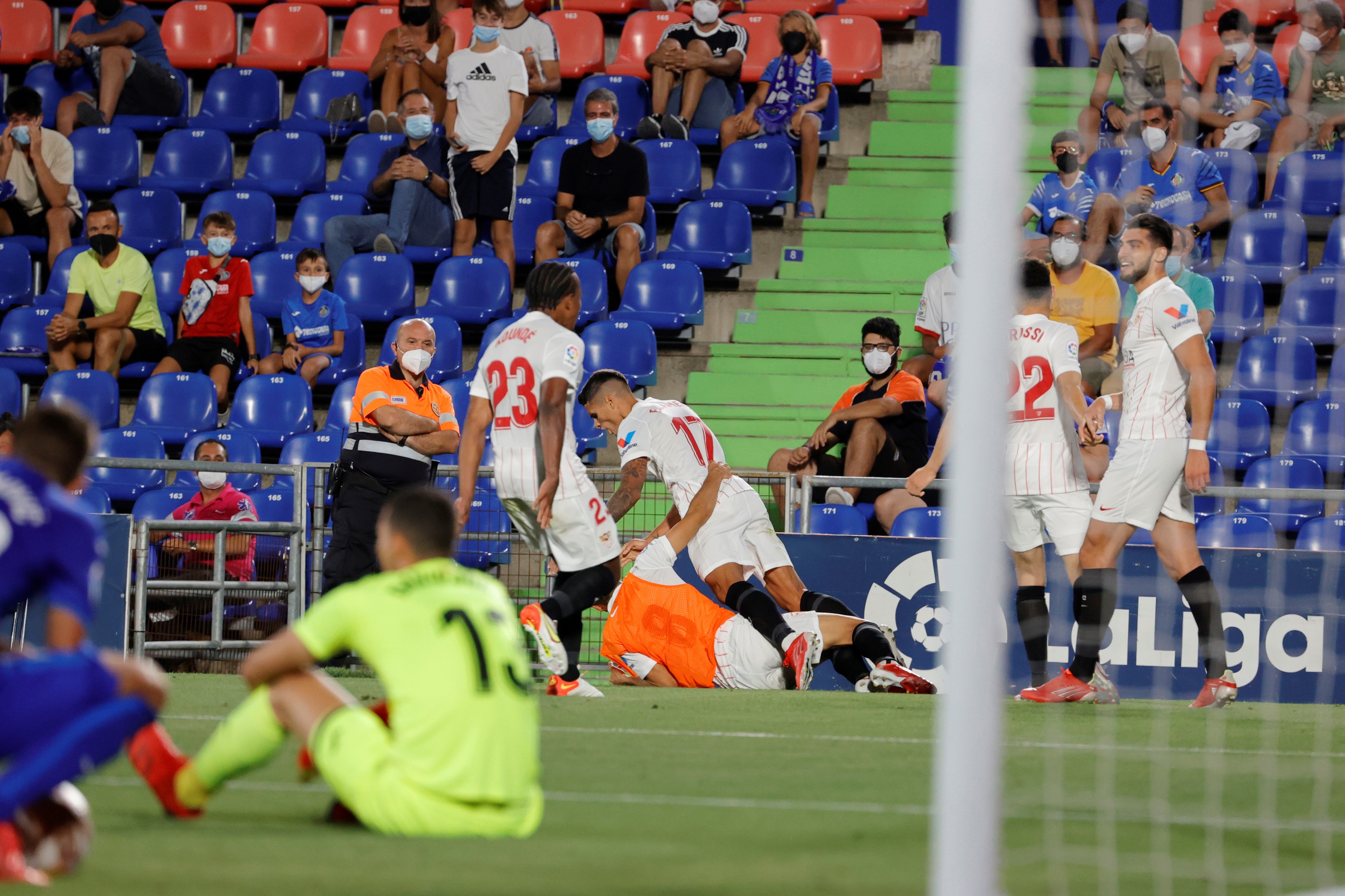 Los jugadores del Sevilla celebran su primer gol durante el partido de la segunda jornada de LaLiga que Getafe CF y Sevilla FC jugaron en el Coliseum Alfonso Pérez, en Getafe. Foto Prensa Libre: EFE.