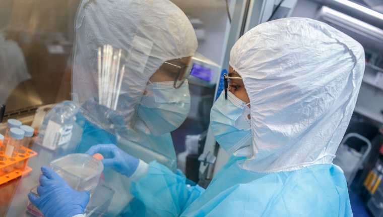 Investigadores trabajan en el Laboratorio de Virología Molecular de la Universidad Federal de Río de Janeiro este lunes, en Río de Janeiro, Brasil. La variante Delta del coronavirus ya es responsable del 72% de las nuevas infecciones en la ciudad de Río de Janeiro y casi del 60% en el estado. (Foto Prensa Libre: (EFE).