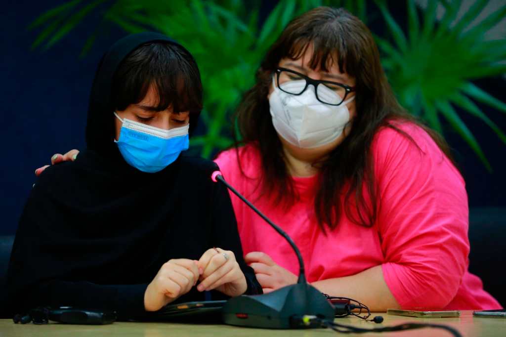 Mujeres afganas no podrán ir a universidades con hombres