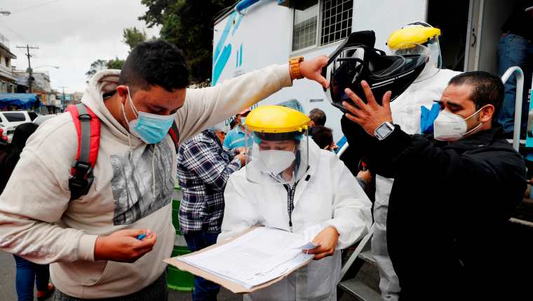 Decenas de personas buscan hacerse la prueba de coronavirus en Guatemala. (Foto Prensa Libre: EFE)