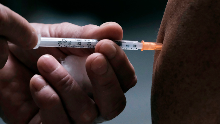 SJS01. SAN JOSÉ (COSTA RICA), 27/08/2021.- Personal del Seguro Social aplica dosis de la vacuna contra el coronavirus, el 16 de julio de 2021, en San José (Costa Rica). Con el 97 % de ocupación hospitalaria a causa de la covid-19, Guatemala es actualmente el país más afectado por la pandemia en Centroamérica, donde el proceso de vacunación avanza a dos tiempos con El Salvador, Panamá y Costa Rica a la cabeza. EFE/ Jeffrey Arguedas