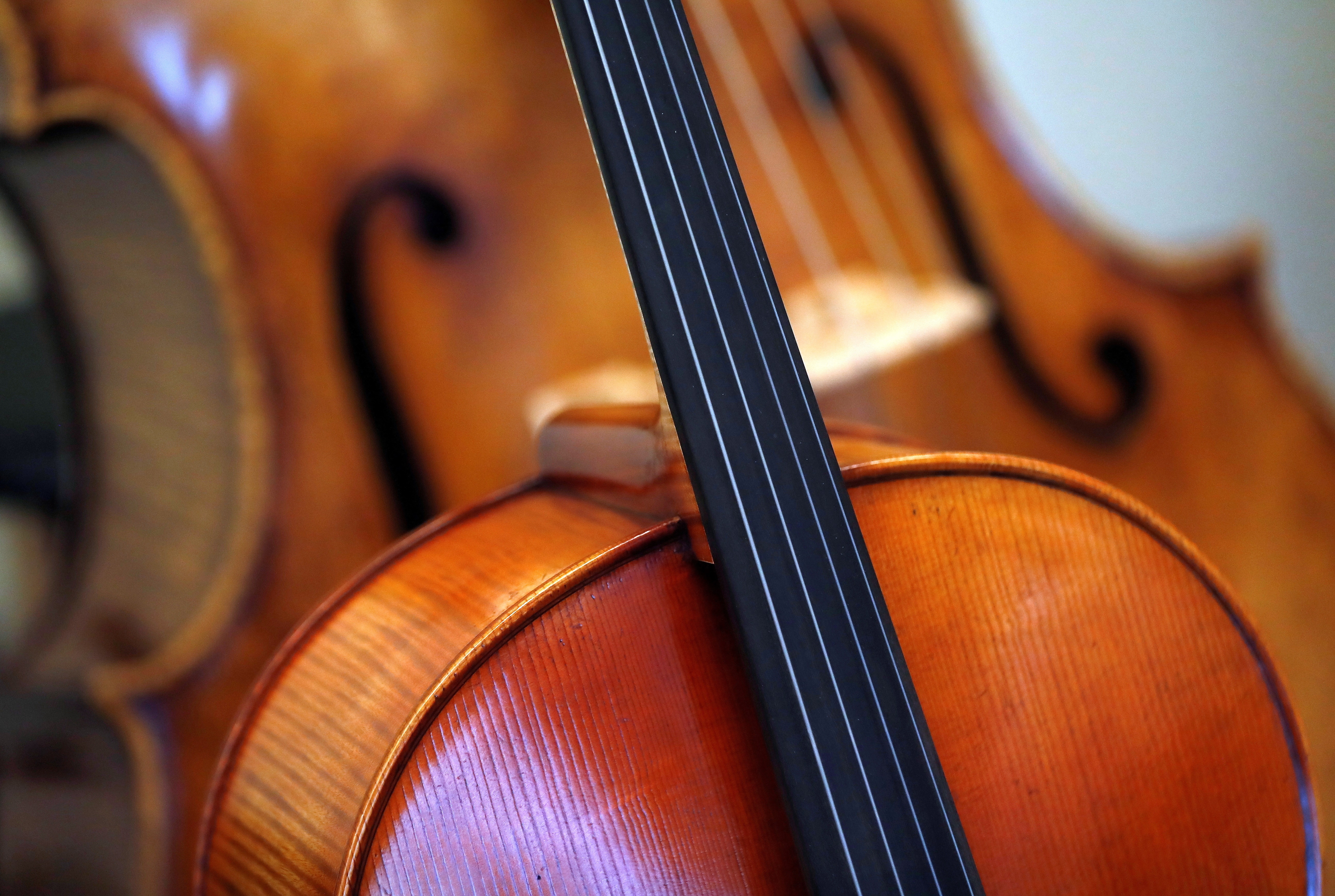 -FOTODELDÍA- EA5889. BUCAREST (RUMANÍA), 27/08/2021.- Detalle del cuerpo de madera de un violonchelo durante una exposición de instrumentos fabricada por artesanos rumanos, en Bucarest (Rumanía), este viernes. EFE/ Robert Ghement