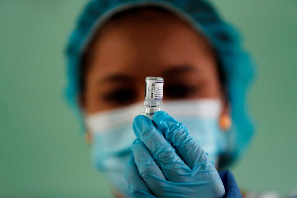 Médicos realizan pruebas para determinar la calidad de las vacunas (Foto Prensa Libre: EFE)