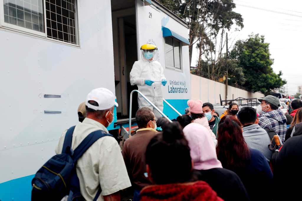 Un enfermero informa los resultados de pruebas de detección de la covid-19, el 25 de agosto de 2021, en un laboratorio móvil en la colonia El Guarda, en la ciudad capital. (Foto Prensa Libre: EFE)