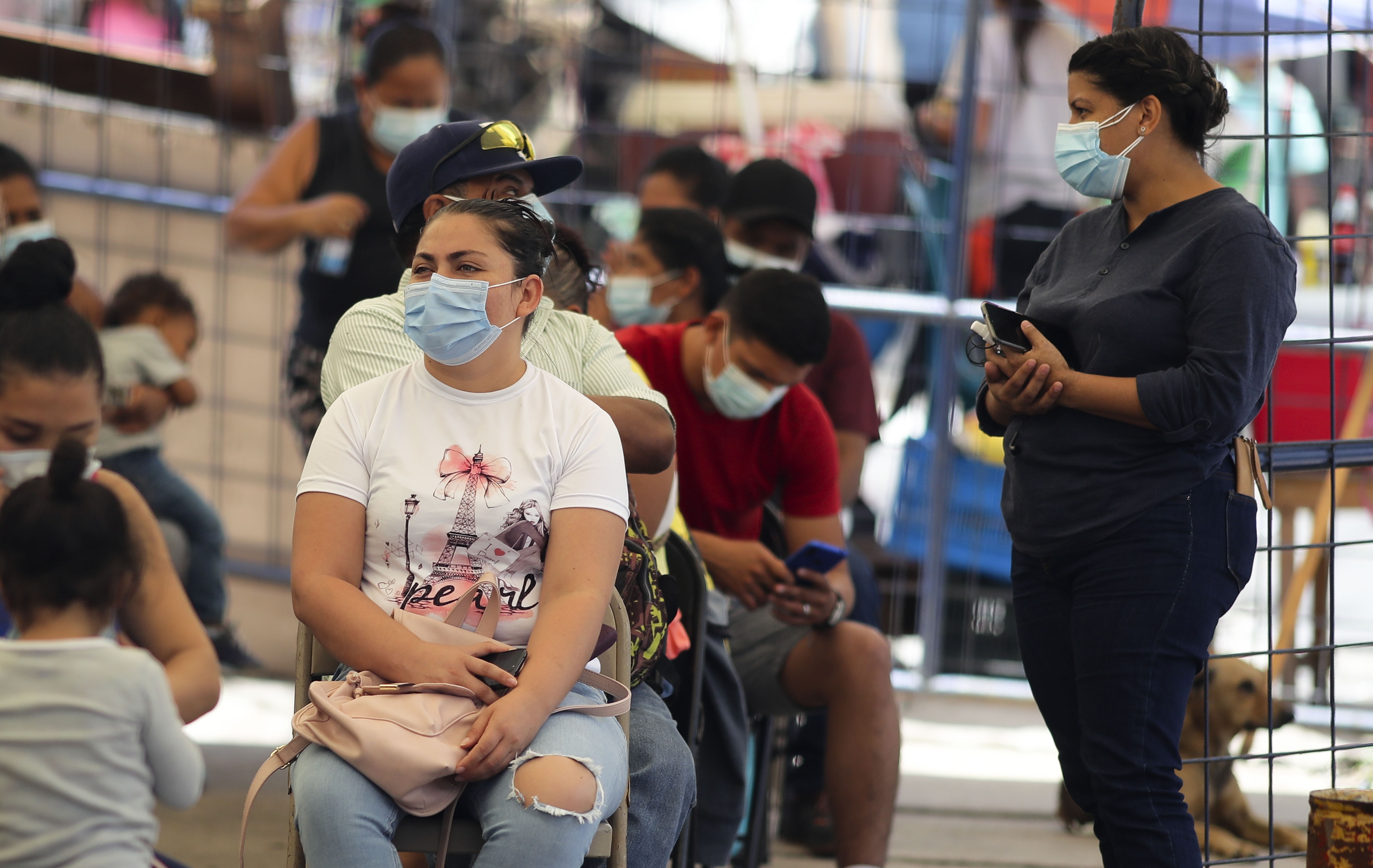 TEG01. TEGUCIGALPA (HONDURAS), 27/08/2021.- Ciudadanos esperan para realizarse una prueba de detección de coronavirus, el 25 de agosto de 2021, en un Centro de Triaje y Estabilizacion de Tegucigalpa (Honduras). Con el 97 % de ocupación hospitalaria a causa de la covid-19, Guatemala es actualmente el país más afectado por la pandemia en Centroamérica, donde el proceso de vacunación avanza a dos tiempos con El Salvador, Panamá y Costa Rica a la cabeza. EFE/ Gustavo Amador