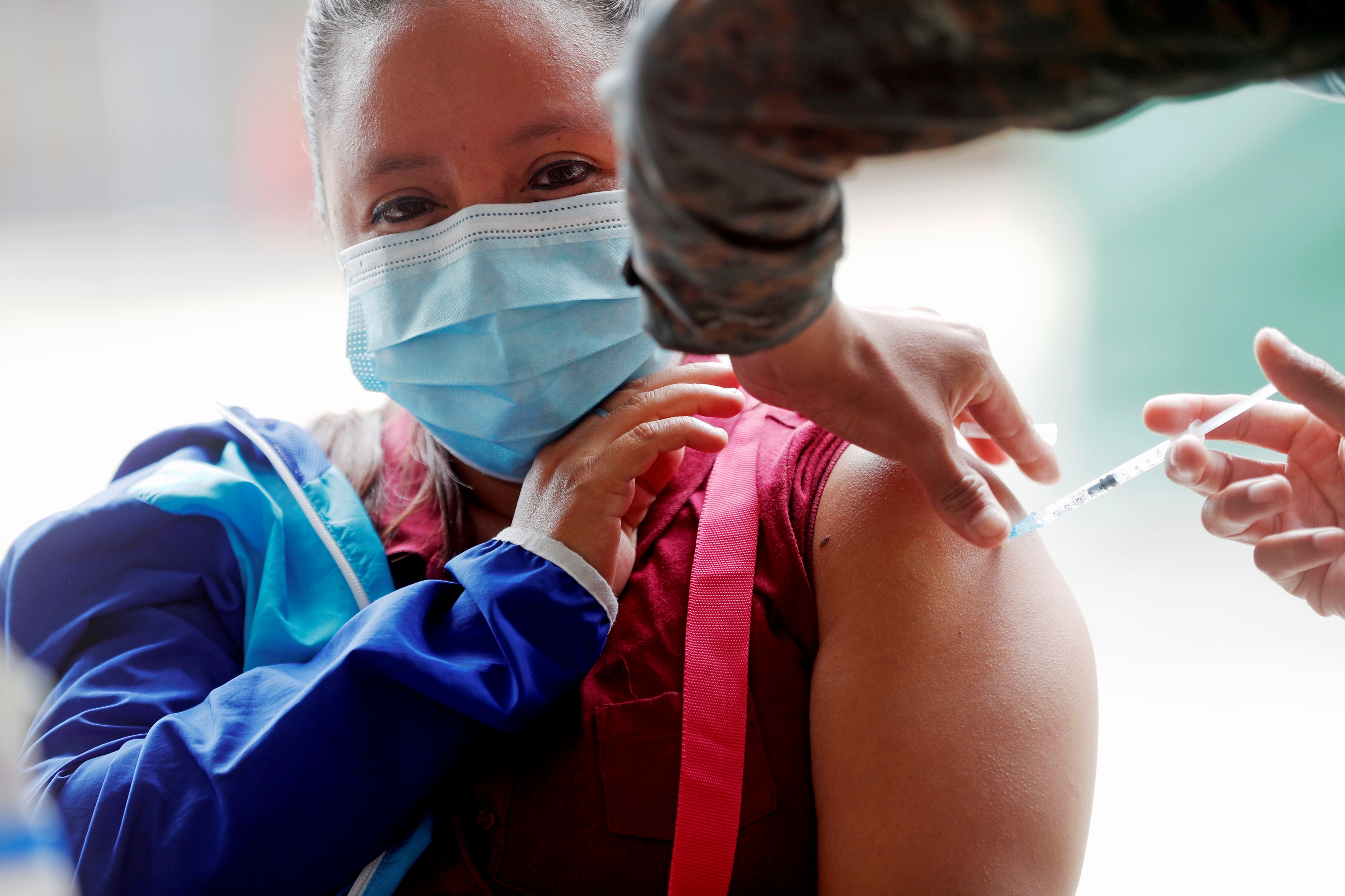 Los guatemaltecos reconocen que si todos se vacunan se vencerá al virus, pero no creen que esto debe ser una obligación. (Foto Prensa Libre: EFE)