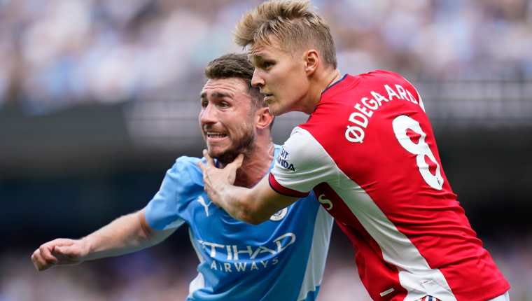 Aymeric Laporte (Izq) disputa el balón a Martin Odegaard (Der) en el duelo entre Manchester City y Arsenal (Foto Prensa Libre: EFE)