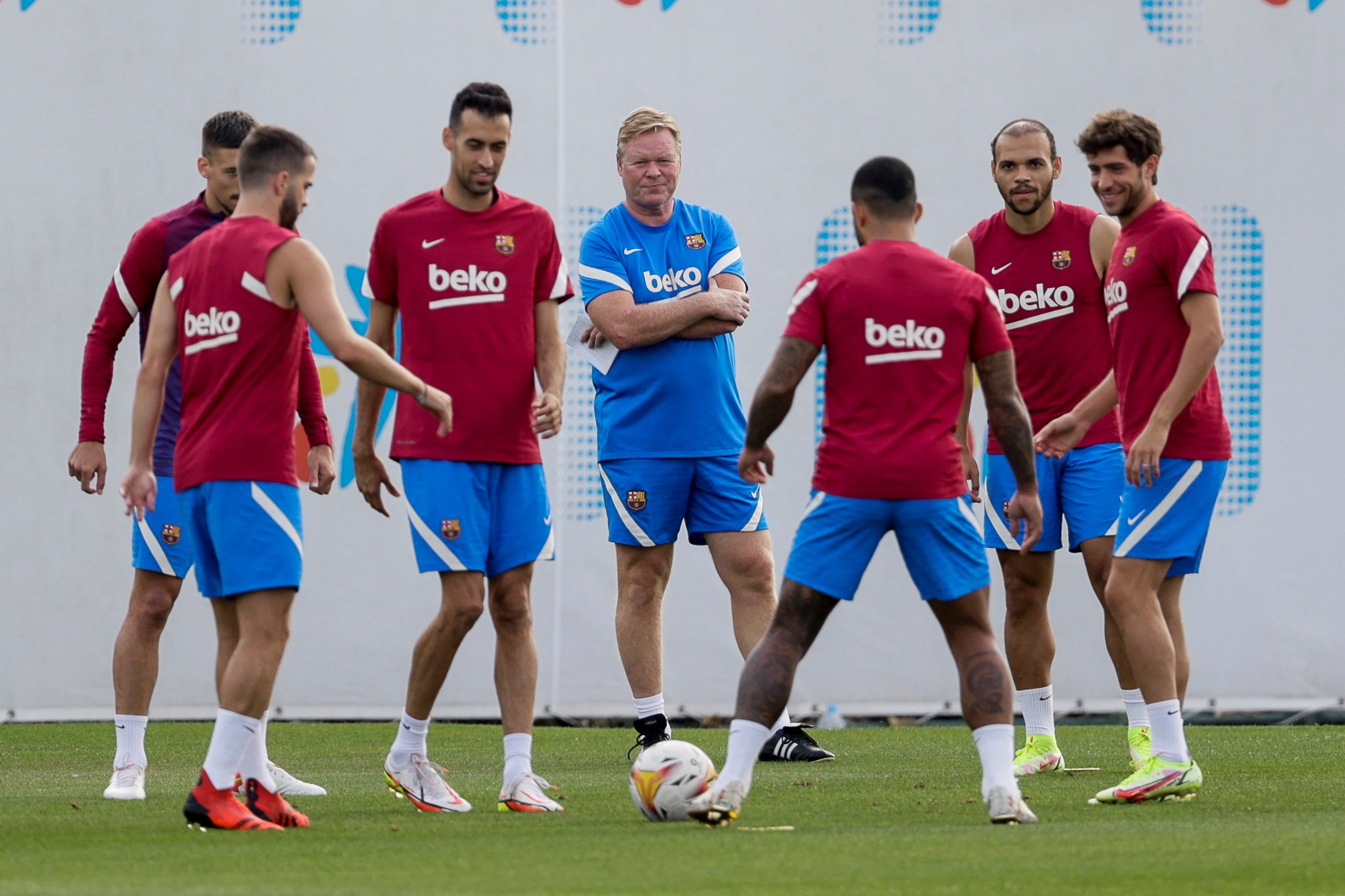 El entrenador holandés del FC Barcelona Ronald Koeman (Centro) participa con el resto de jugadores en el entrenamiento primer equipo en las instalaciones de Sant Joan Despí. (Foto Prensa Libre: EFE)