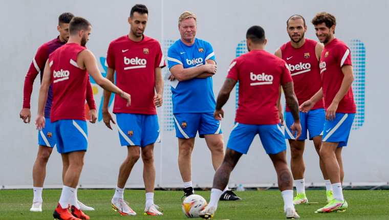 El entrenador holandés del FC Barcelona Ronald Koeman (Centro) participa con el resto de jugadores en el entrenamiento primer equipo en las instalaciones de Sant Joan Despí. (Foto Prensa Libre: EFE)