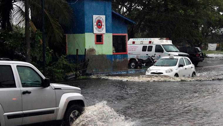 Vehículos transitan por calles inundadas  en San Blas, estado de Nayarit, México. El huracán Nora, originado en el océano Pacífico, ha dejado un muerto, un herido y un desaparecido. (Foto Prensa Libre: EFE)