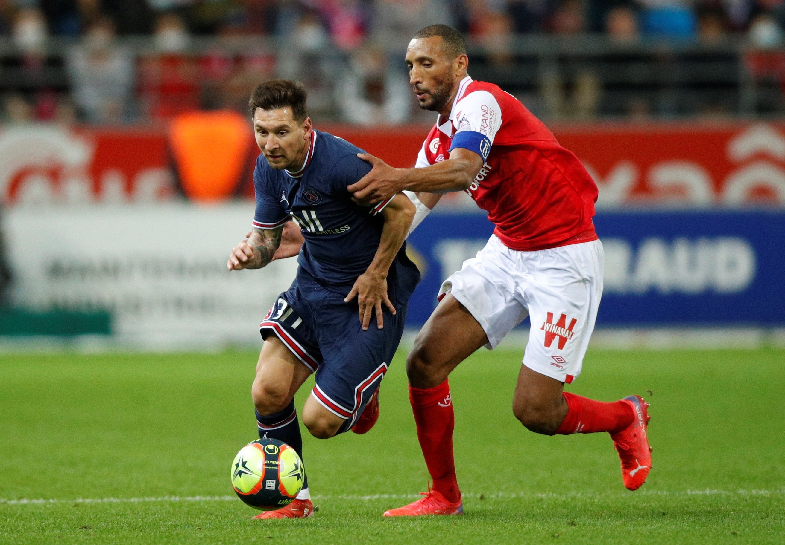 Lionel Messi (IZQ) y el defensa Yunis Abdelhamid (DER) disputan el balón en el duelo entre PSG y Stade de Reims. (Foto Prensa Libre: EFE)