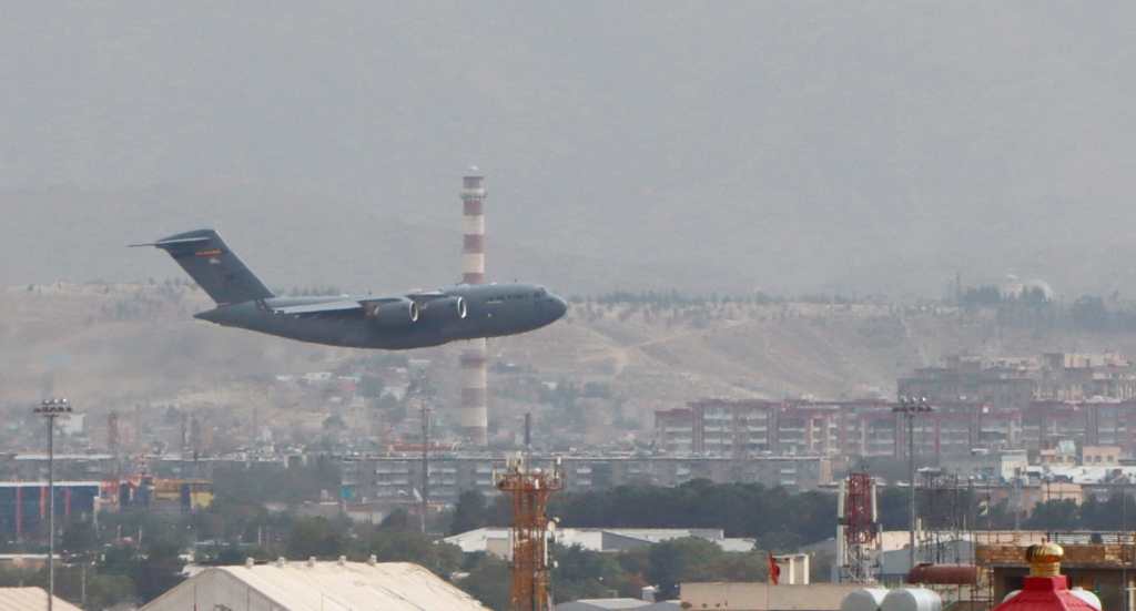 Un avión militar estadounidense sobrevuela Kabul, en uno de los últimos viajes en Afganistán. (foto Prensa Libre: EFE)