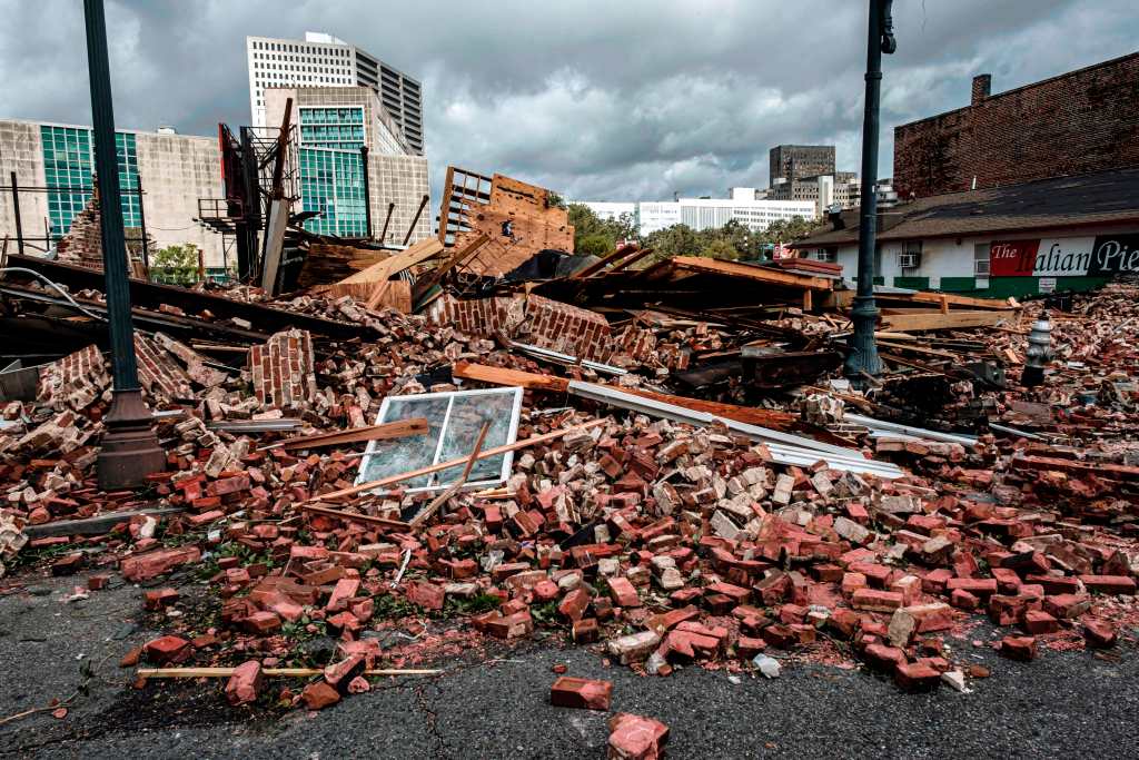New Orleans (Usa), 30/08/2021.- Bricks from a collapsed historical building associated with Louis Armstrong sit in the street in the Central Business District due to winds from Hurricane Ida in New Orleans, Louisiana, USA, 30 August 2021. Hurricane Ida made landfall on the Louisiana coast the previous evening as a major hurricane with the Mississippi and Louisiana coastal areas preparing for storms surges, wind damage and flooding. (Estados Unidos, Nueva Orleáns) EFE/EPA/DAN ANDERSON