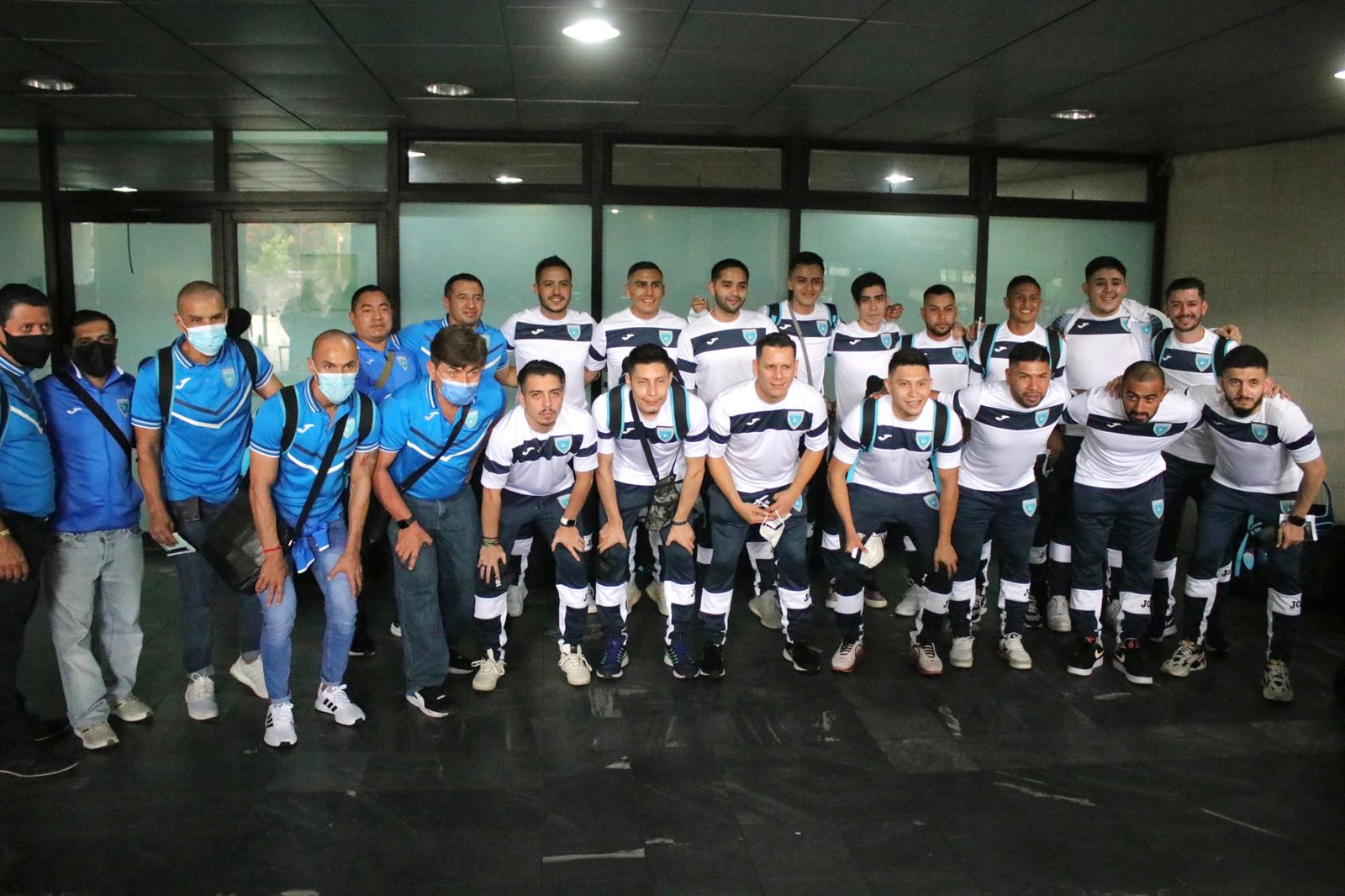 La Selección Nacional de Futsal posa en el aeropuerto La Aurora antes de emprender el viaje a España donde hará el último campamento antes de competir en el Mundial de Lituania 2021. (Foto Prensa Libre: Cortesía Fedefut)