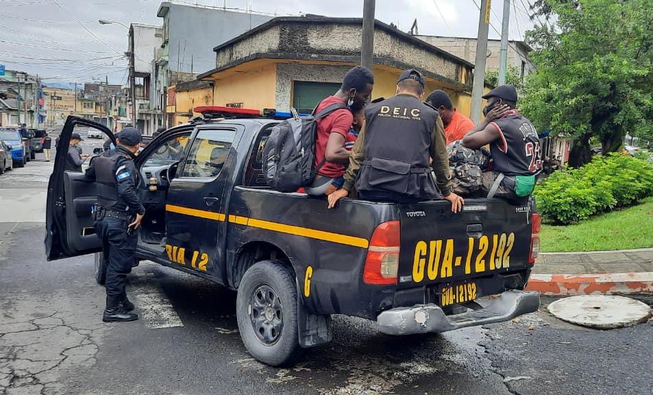 Agentes de la Policía Nacional Civil localizaron a 41 indocumentados en zona 6 de la capital. (Foto Prensa Libre: PNC)