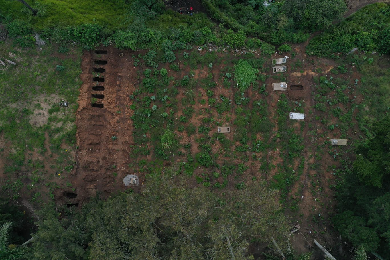 Las imágenes muestran cómo el Cementerio La Verbena se queda sin espacio para sepultar a víctimas del coronavirus. (Foto Prensa Libre: Byron García)