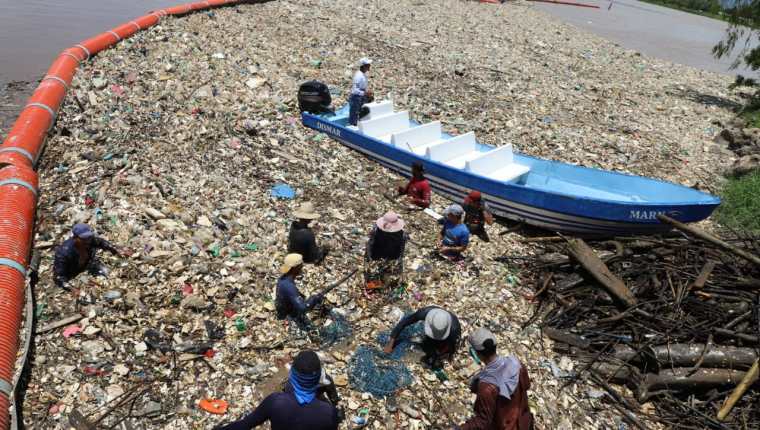 Las biobardas ayudan a retener las toneladas de basura que arrastra el Motagua; sin embargo, estas colapsaron con las últimas lluvias. (Foto: Hemeroteca PL)