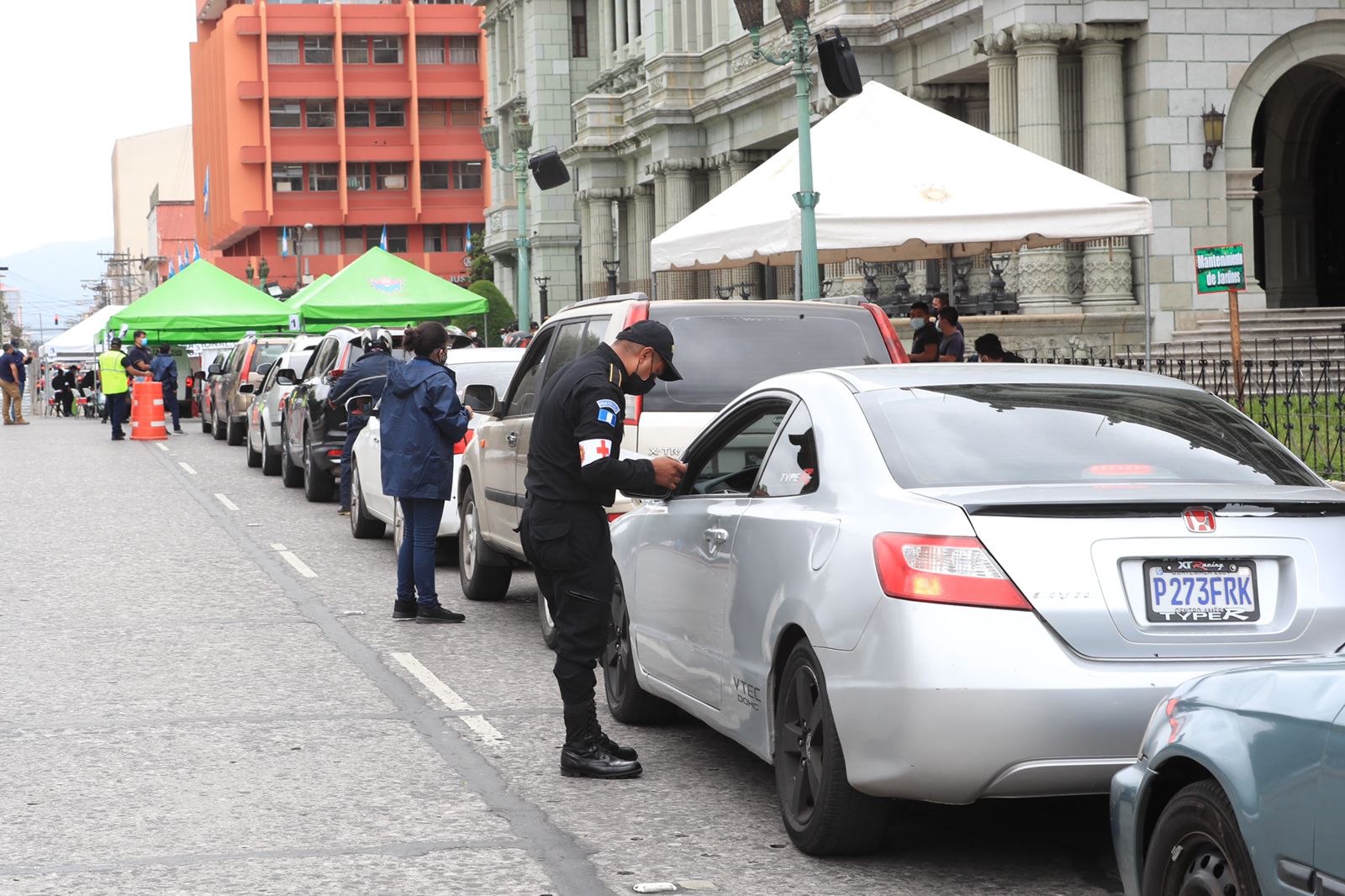 En el puesto de vacunación habilitado frente al Palacio Nacional de la Cultura. (Foto Prensa Libre: Élmer Vargas)