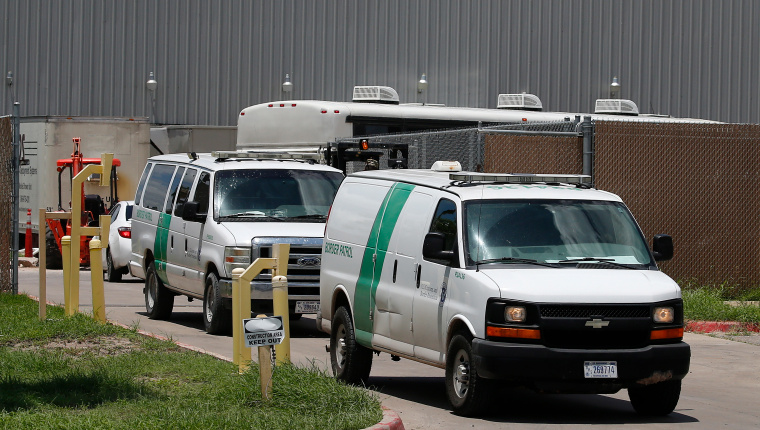 Las camionetas de la Patrulla Fronteriza salen del Centro de Procesamiento Central de la Patrulla Fronteriza de los EE. UU. en McAllen, Texas, (EE. UU.). EFE/LARRY W. SMITH/Archivo