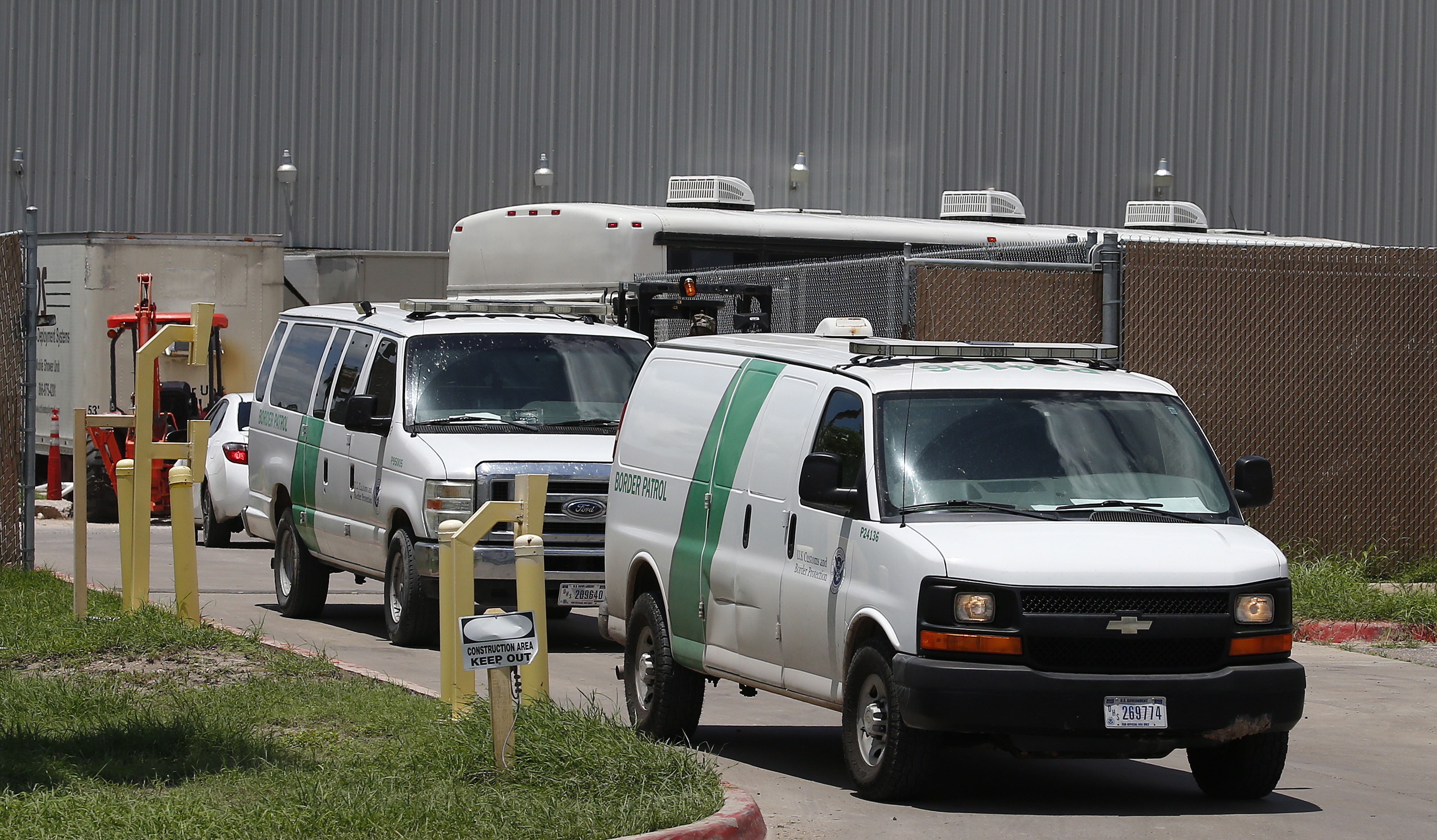 Las camionetas de la Patrulla Fronteriza salen del Centro de Procesamiento Central de la Patrulla Fronteriza de los EE. UU. en McAllen, Texas, EE. UU. (Foto Prensa Libre: EFE)