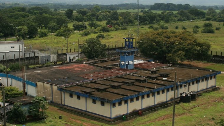 Prisioneros retienen a 18 guardias en la cárcel “El Infiernito”