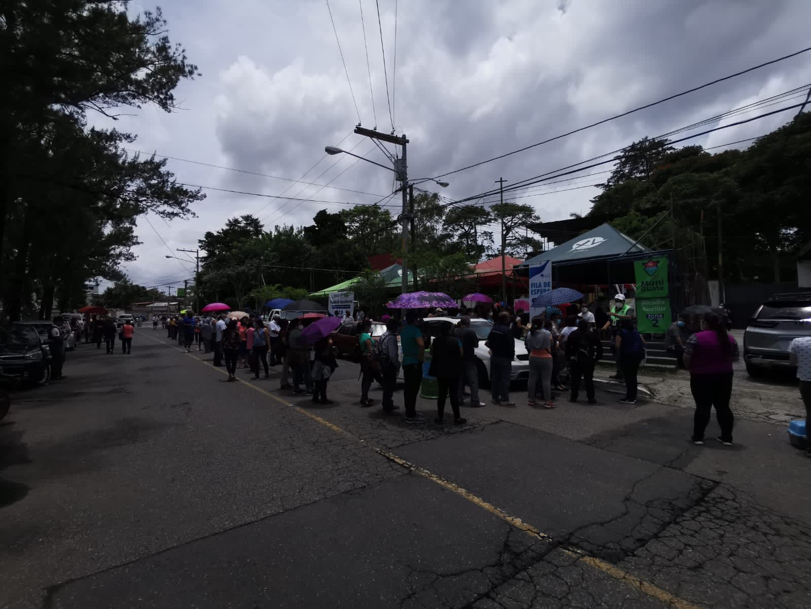 Desde horas de la madrugada, personas hace fila para poderse vacunar en el Hipódromo del Norte. (Foto Prensa Libre: Fernando Cabrera)