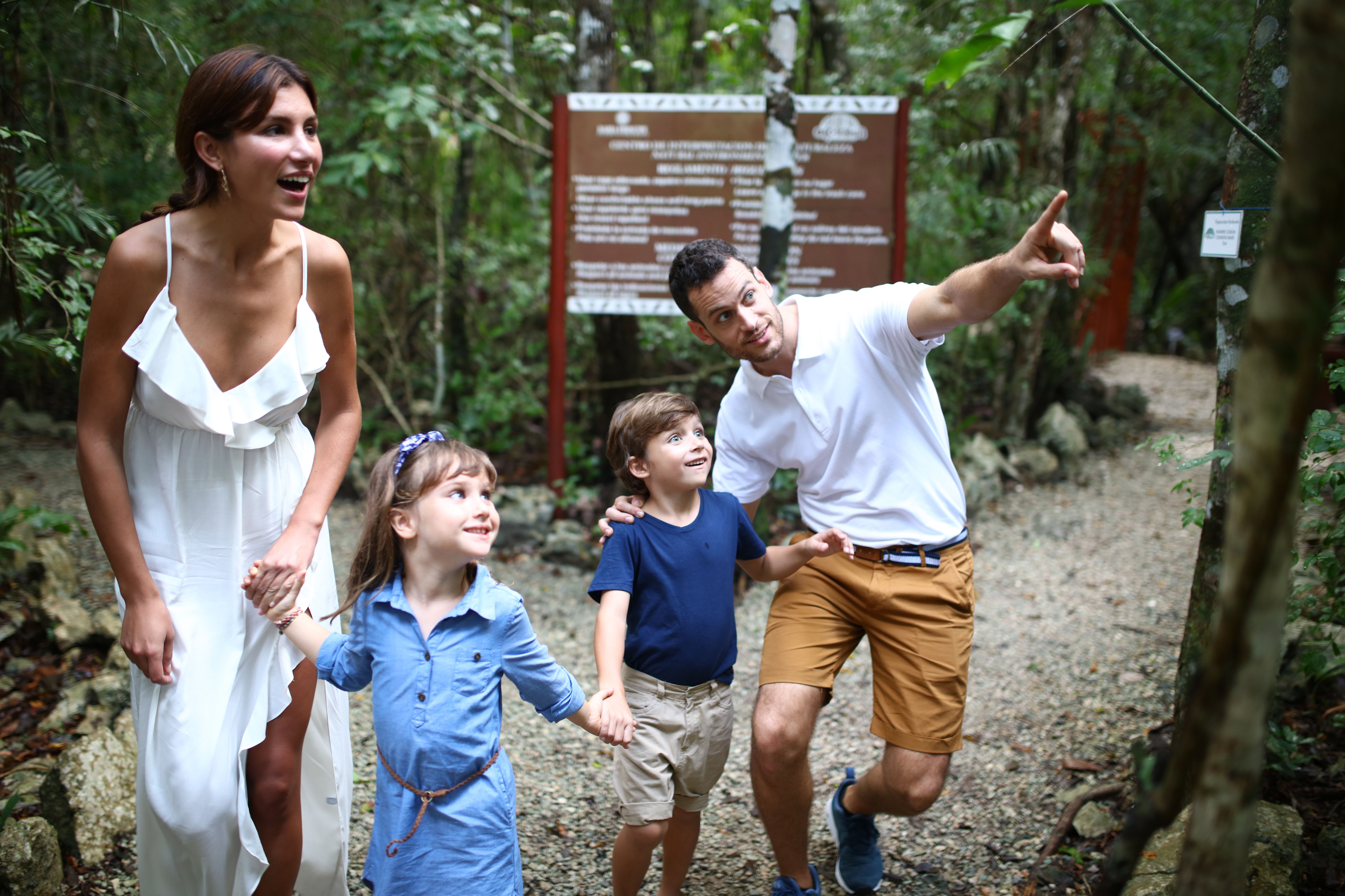 Movimiento 'somos Ecoistas', una familia da un paseo por un sendero de un bosque. Foto cedida por Grupo Piñero