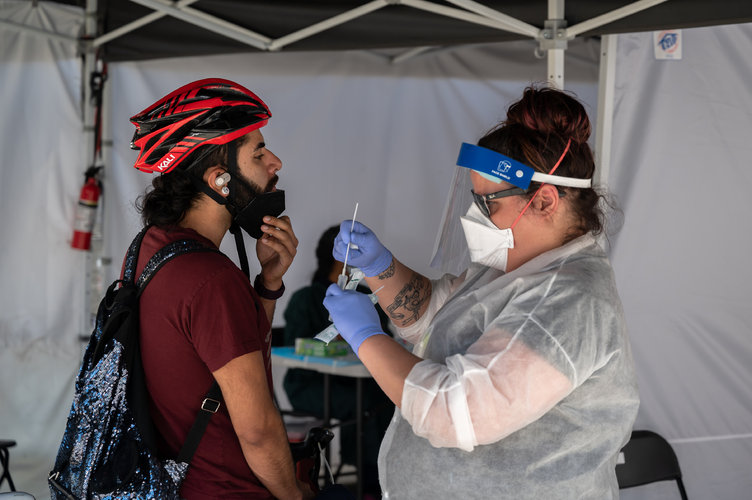 Una trabajadora sanitaria aplica una prueba de covid-19 en un centro comunitario de vacunación y pruebas de Unidos En Salud, en el distrito de la Misión de San Francisco, el 1.° de agosto de 2021. (Mike Kai Chen/The New York Times).