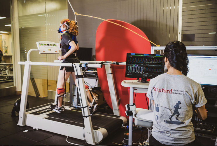 Una imagen facilitada por el Servicio de Noticias de Stanford muestra a un investigador del Laboratorio de Biomecatrónica de la Universidad de Stanford mientras estudia los efectos de un dispositivo motorizado fijado alrededor del tobillo y el pie de un corredor. (Servicio de Noticias de la Universidad de Stanford vía The New York Times)