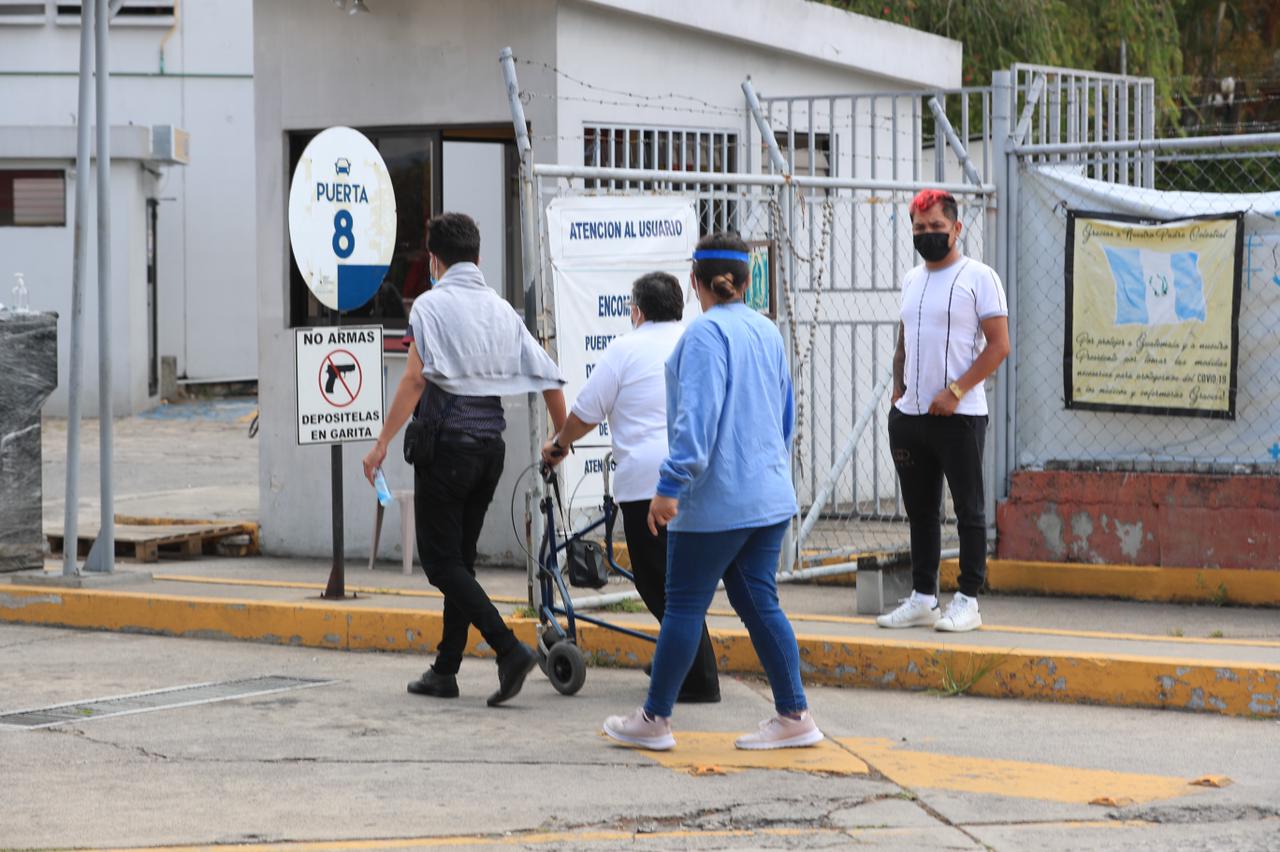 El hospital temporal de Parque de la Industria, así como otros centros hospitalarios del país se encuentran colapsados. (Foto Prensa Libre: Élmer Vargas)