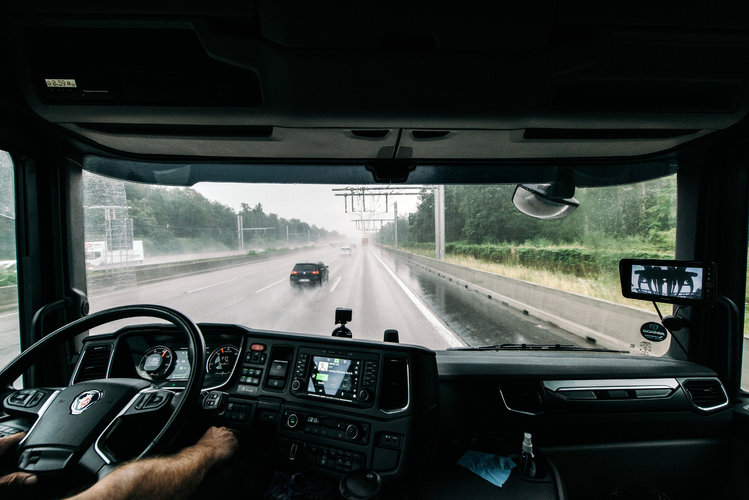 Un camión toma electricidad de cables elevados mientras recorre 5 kilómetros por una autopista al sur de Fráncfort, Alemania, el 9 de julio de 2021. (Felix Schmitt/The New York Times).