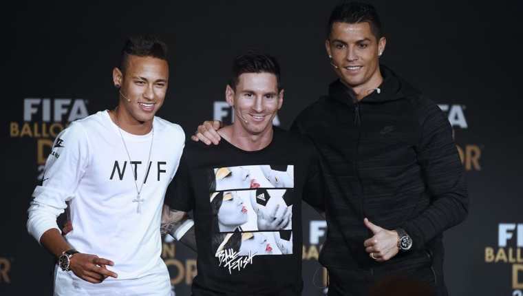 Neymar, Leo Messi y Cristiano Ronaldo, coincidieron en la gala de la Fifa en 2015. Foto Prensa Libre: AFP.